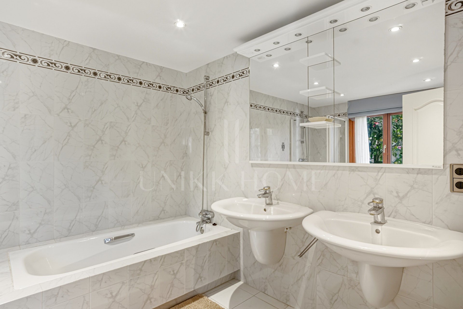 Elegante villa de cinco habitaciones situada en la Nueva Milla de Oro en Estepona, a pocos pasos de la playa