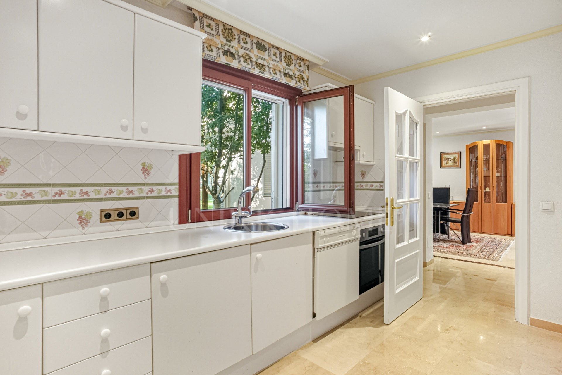 Elegante villa de cinco habitaciones situada en la Nueva Milla de Oro en Estepona, a pocos pasos de la playa