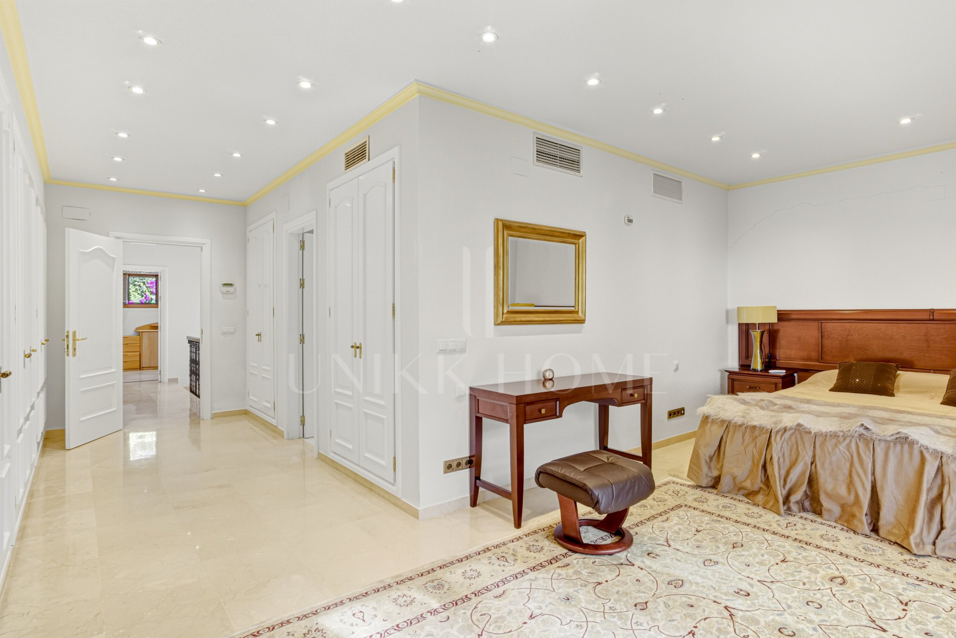 Elegante villa de cinco habitaciones situada en la Nueva Milla de Oro en Estepona, a pocos pasos de la playa