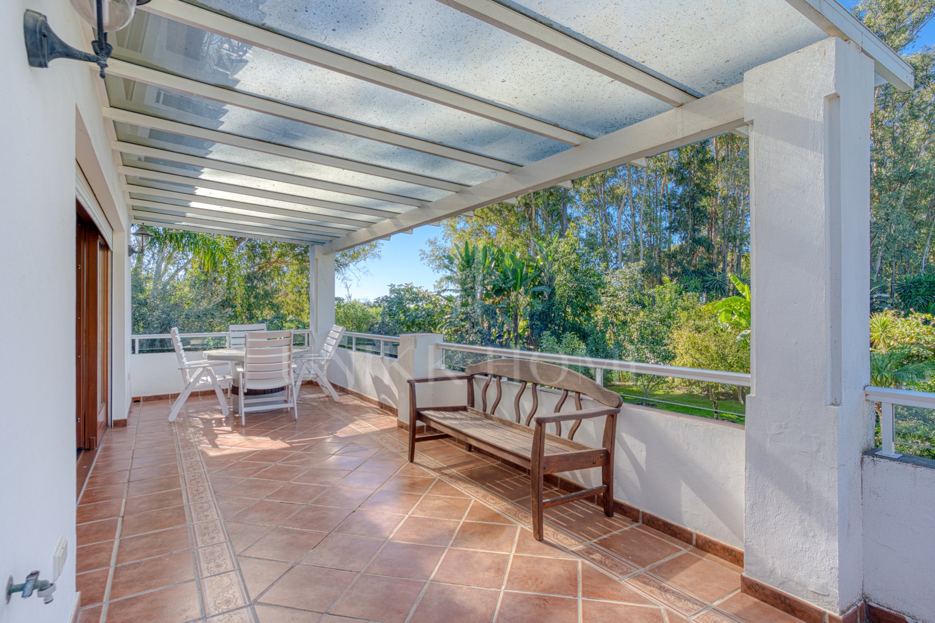 Elegante villa de cinco habitaciones situada en la Nueva Milla de Oro en Estepona, a pocos pasos de la playa