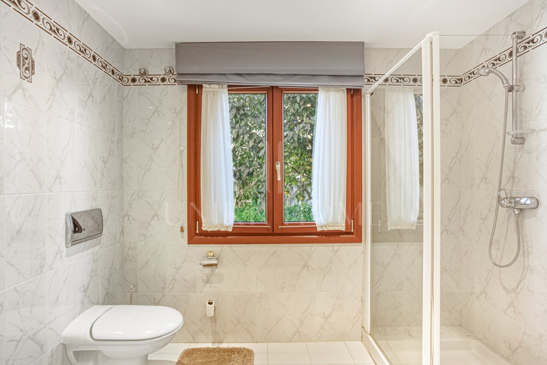 Elegante villa de cinco habitaciones situada en la Nueva Milla de Oro en Estepona, a pocos pasos de la playa