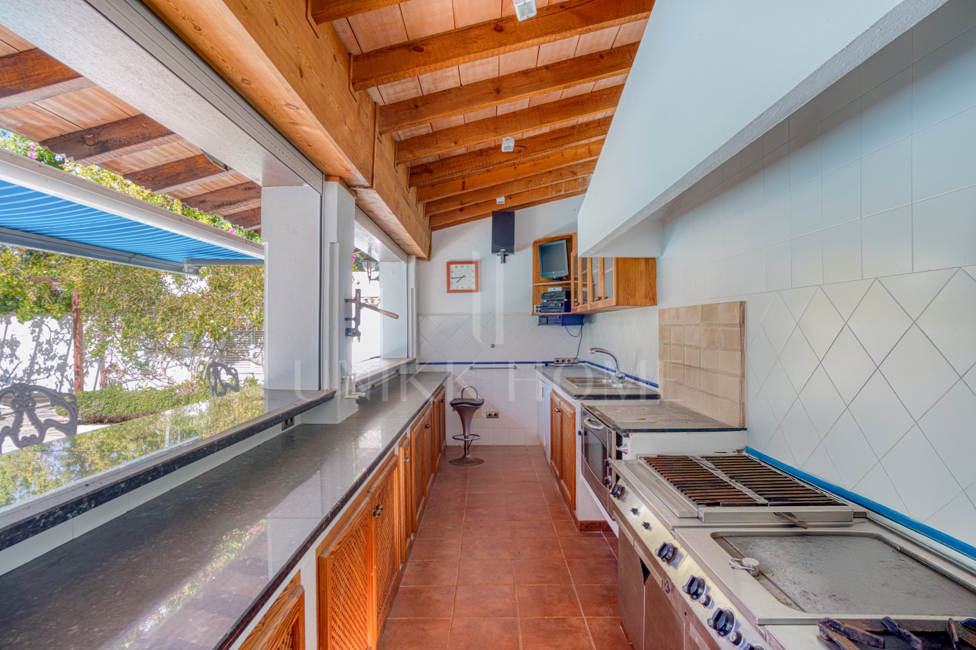 Elegante villa de cinco habitaciones situada en la Nueva Milla de Oro en Estepona, a pocos pasos de la playa