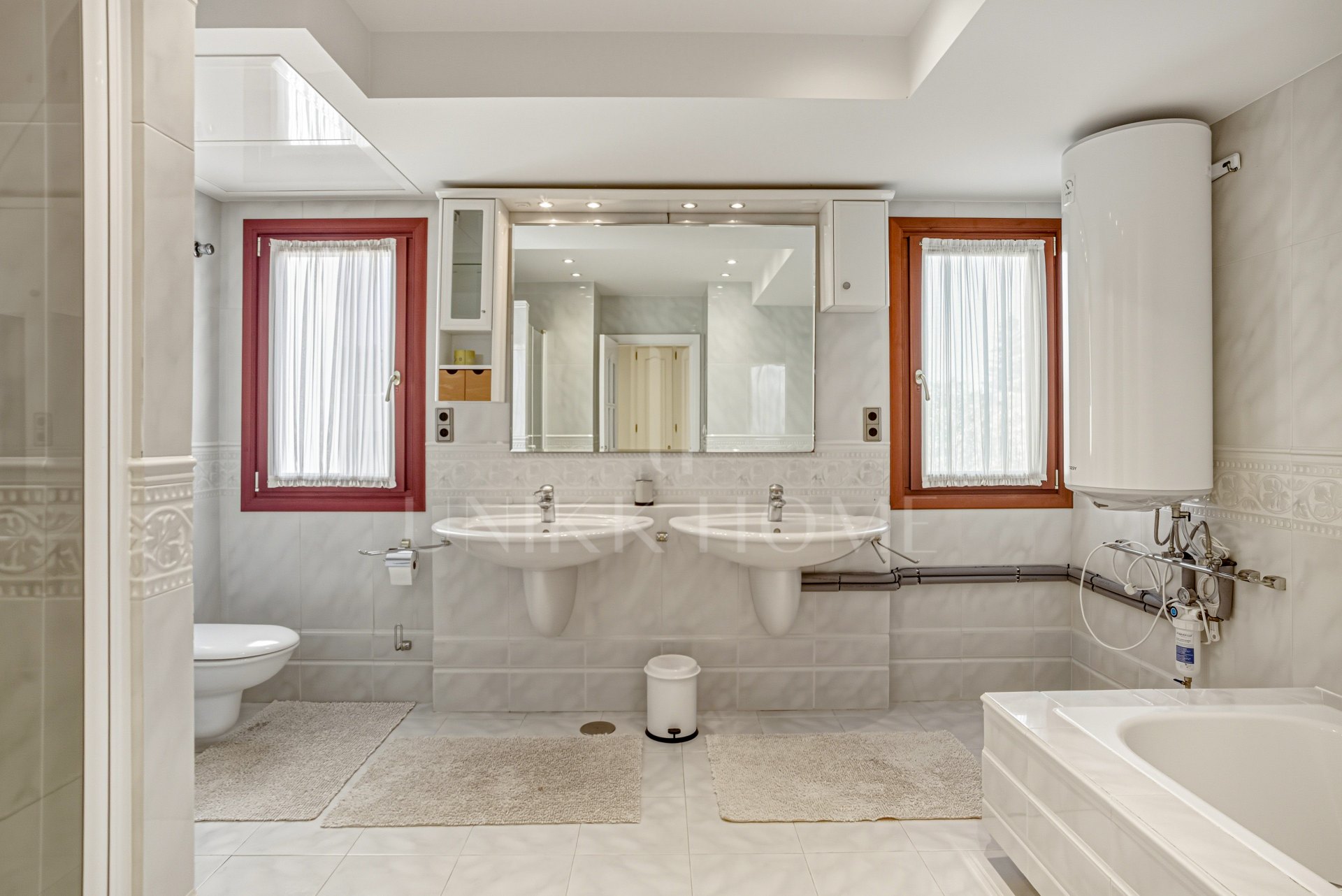 Elegante villa de cinco habitaciones situada en la Nueva Milla de Oro en Estepona, a pocos pasos de la playa