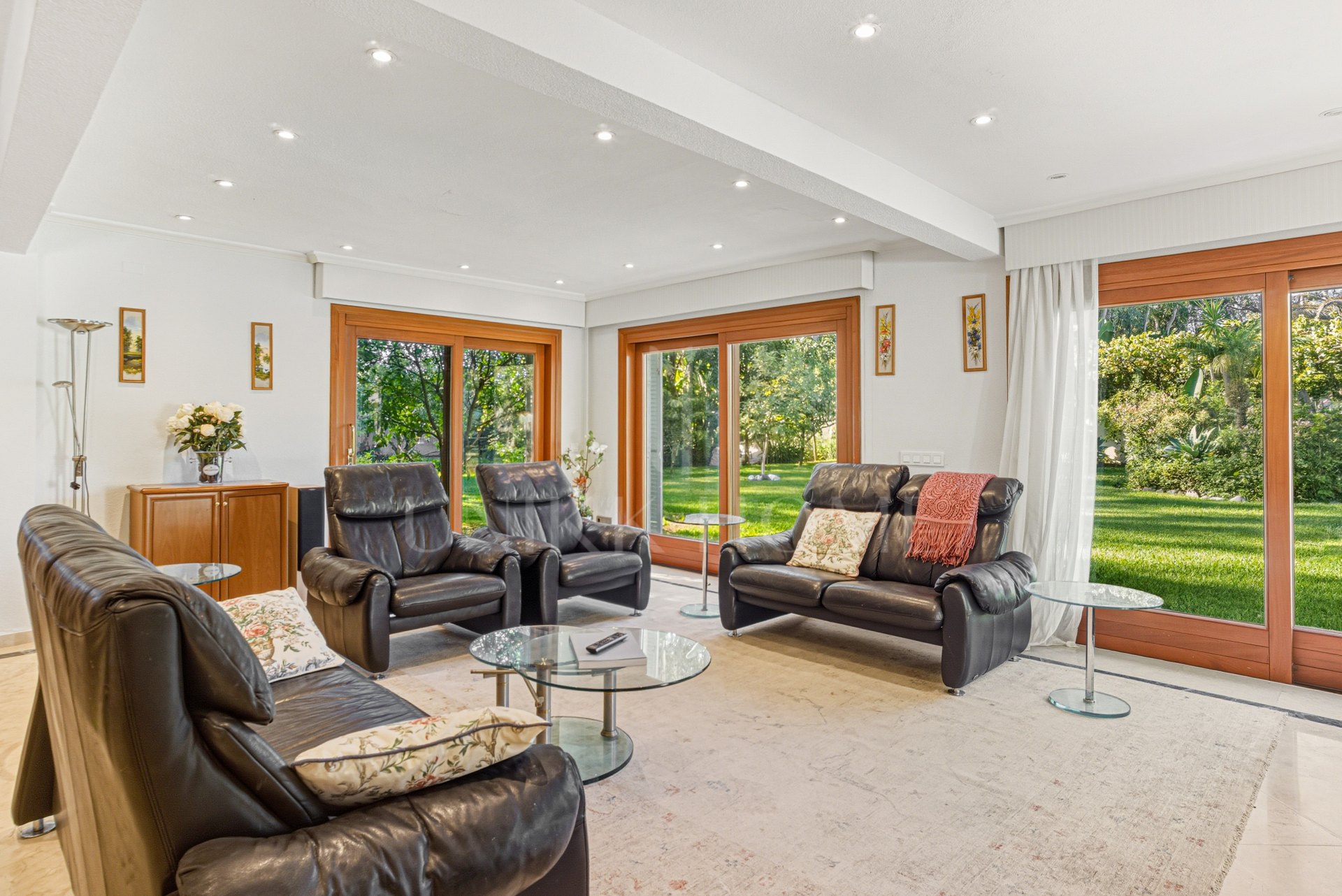 Elegante villa de cinco habitaciones situada en la Nueva Milla de Oro en Estepona, a pocos pasos de la playa