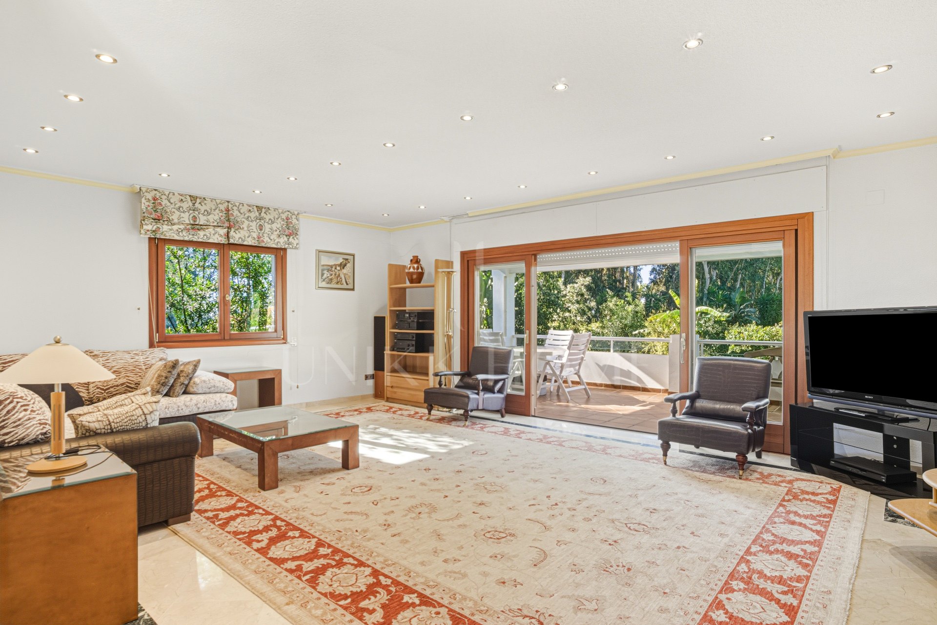 Elegante villa de cinco habitaciones situada en la Nueva Milla de Oro en Estepona, a pocos pasos de la playa