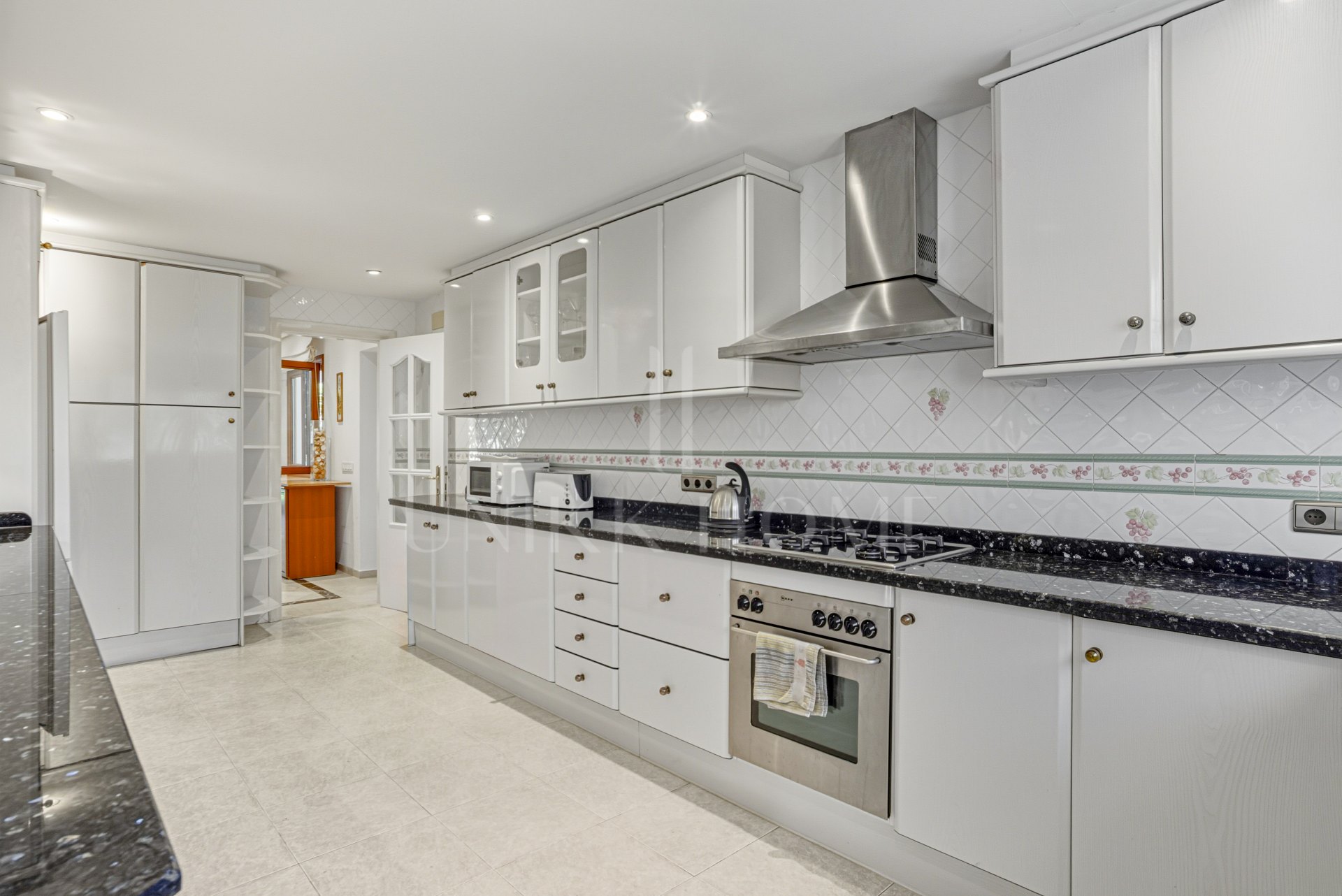 Elegante villa de cinco habitaciones situada en la Nueva Milla de Oro en Estepona, a pocos pasos de la playa