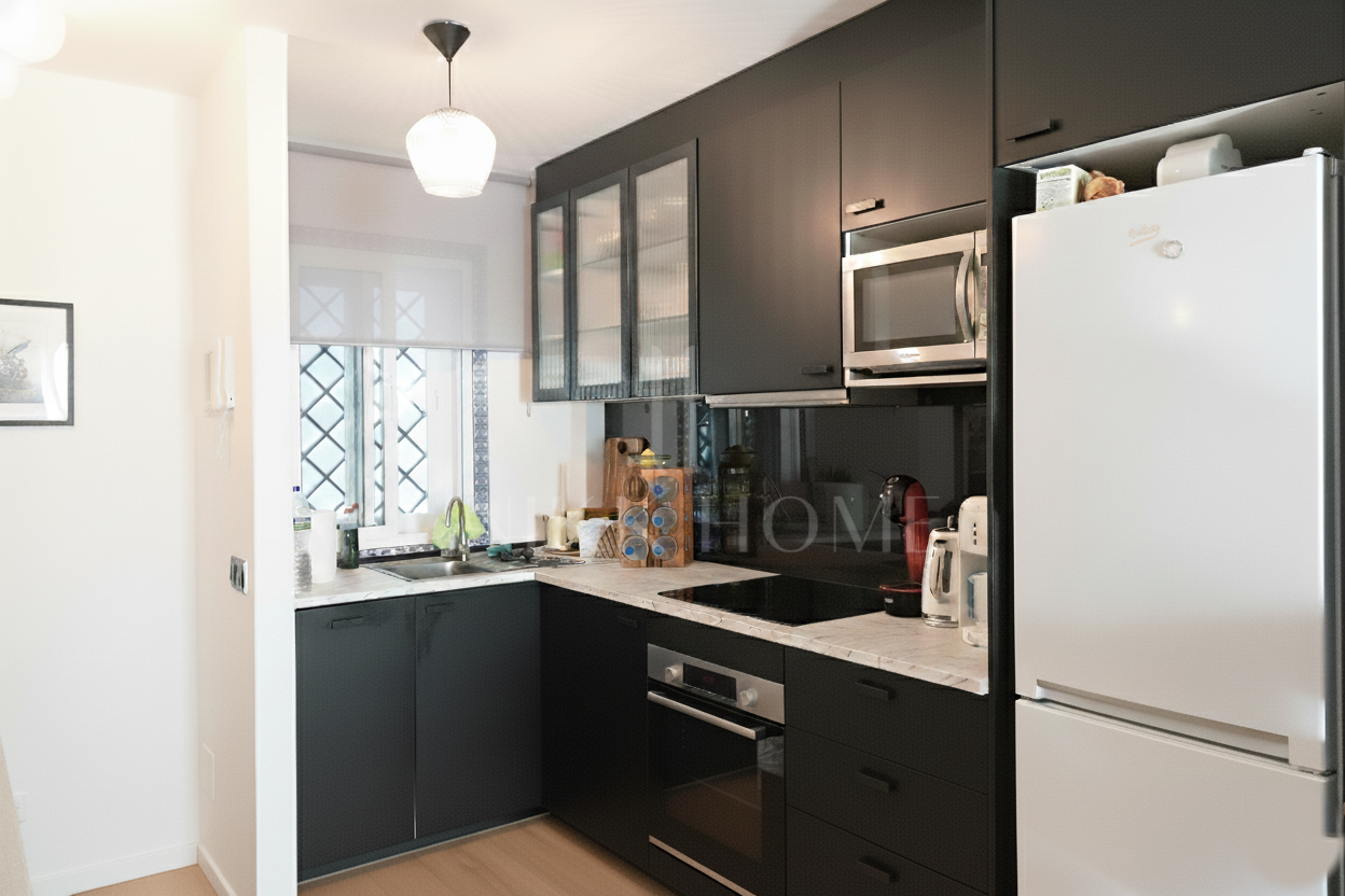 Luminoso apartamento con orientación sur, recientemente renovado en dos dormitorios situado en la comunidad de playa de Artola Baja, Marbella