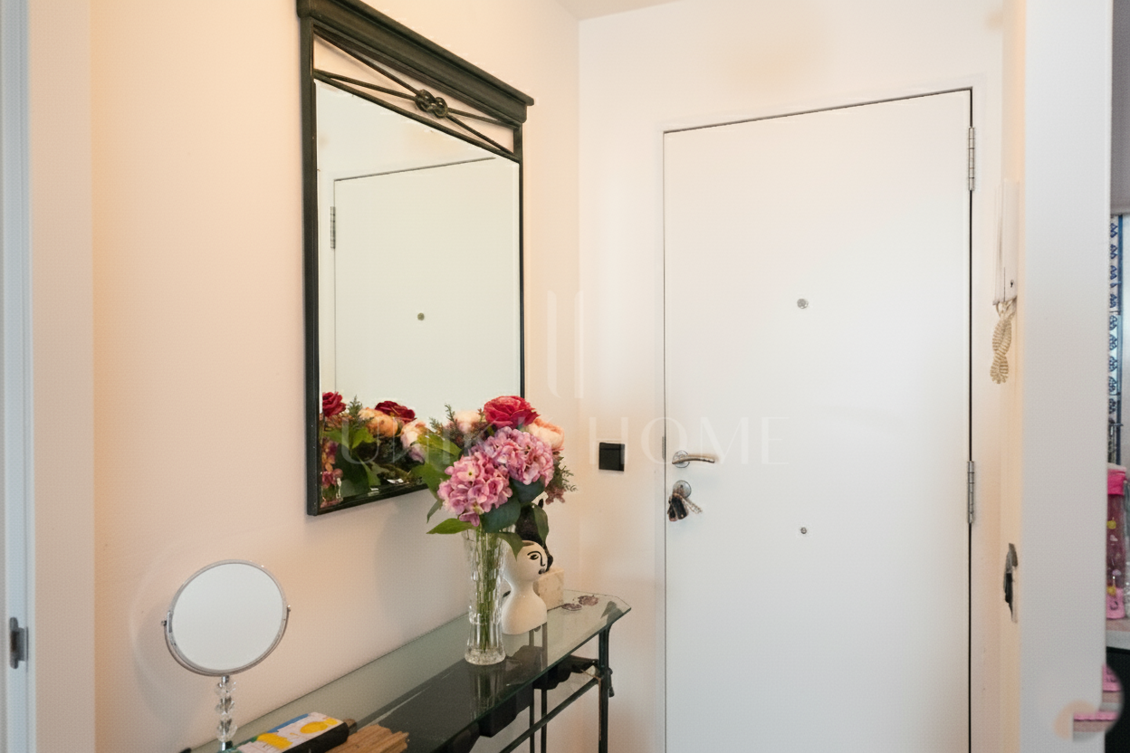 Luminoso apartamento con orientación sur, recientemente renovado en dos dormitorios situado en la comunidad de playa de Artola Baja, Marbella