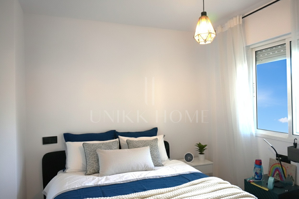 Luminoso apartamento con orientación sur, recientemente renovado en dos dormitorios situado en la comunidad de playa de Artola Baja, Marbella