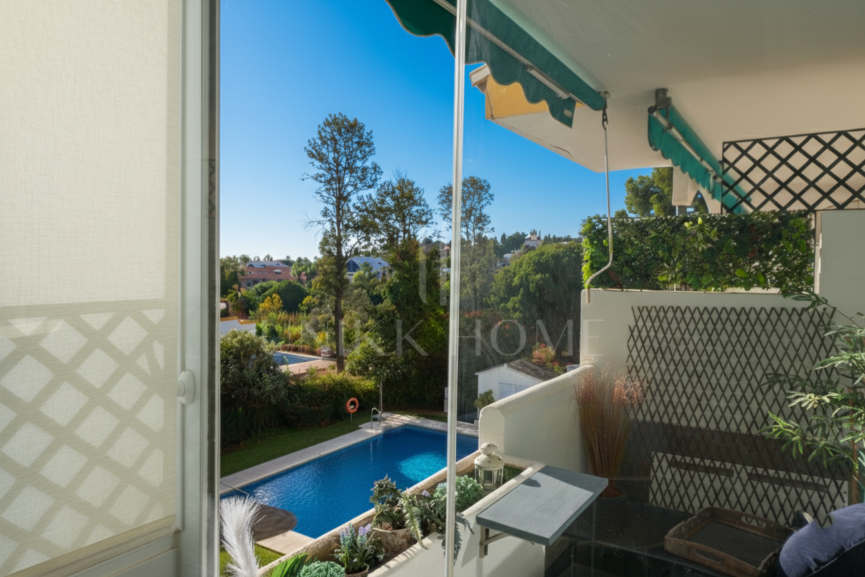 Luminoso apartamento con orientación sur, recientemente renovado en dos dormitorios situado en la comunidad de playa de Artola Baja, Marbella