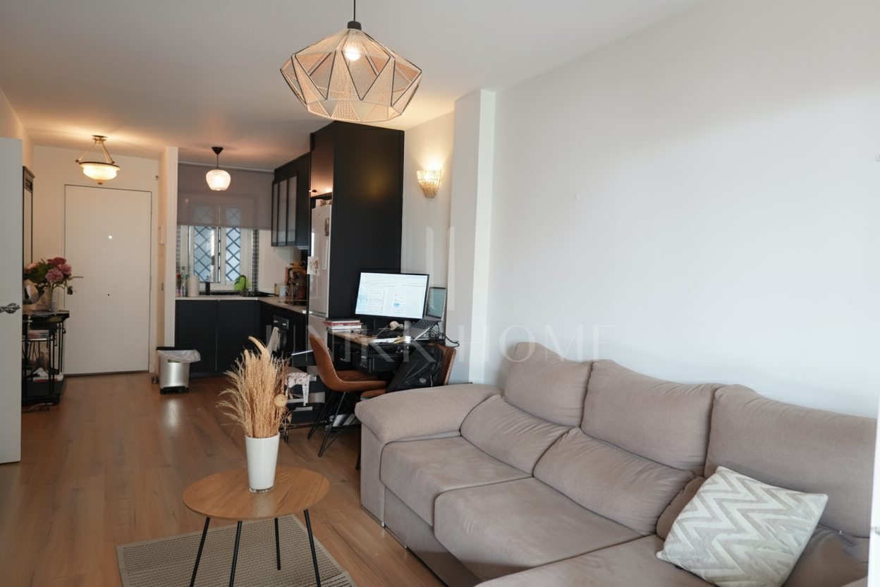 Luminoso apartamento con orientación sur, recientemente renovado en dos dormitorios situado en la comunidad de playa de Artola Baja, Marbella