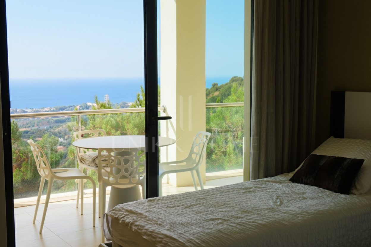 Elegante y moderno apartamento de dos dormitorios en el exclusivo Samara Resort en Marbella con impresionantes vistas panorámicas al mar