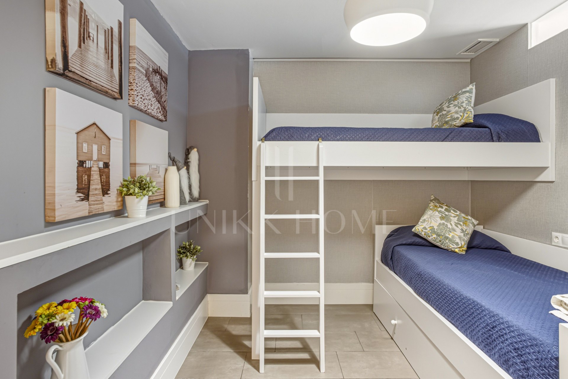 Apartamento de dos dormitorios con vistas al mar y a la montaña situado en el corazón de Puerto Banús.