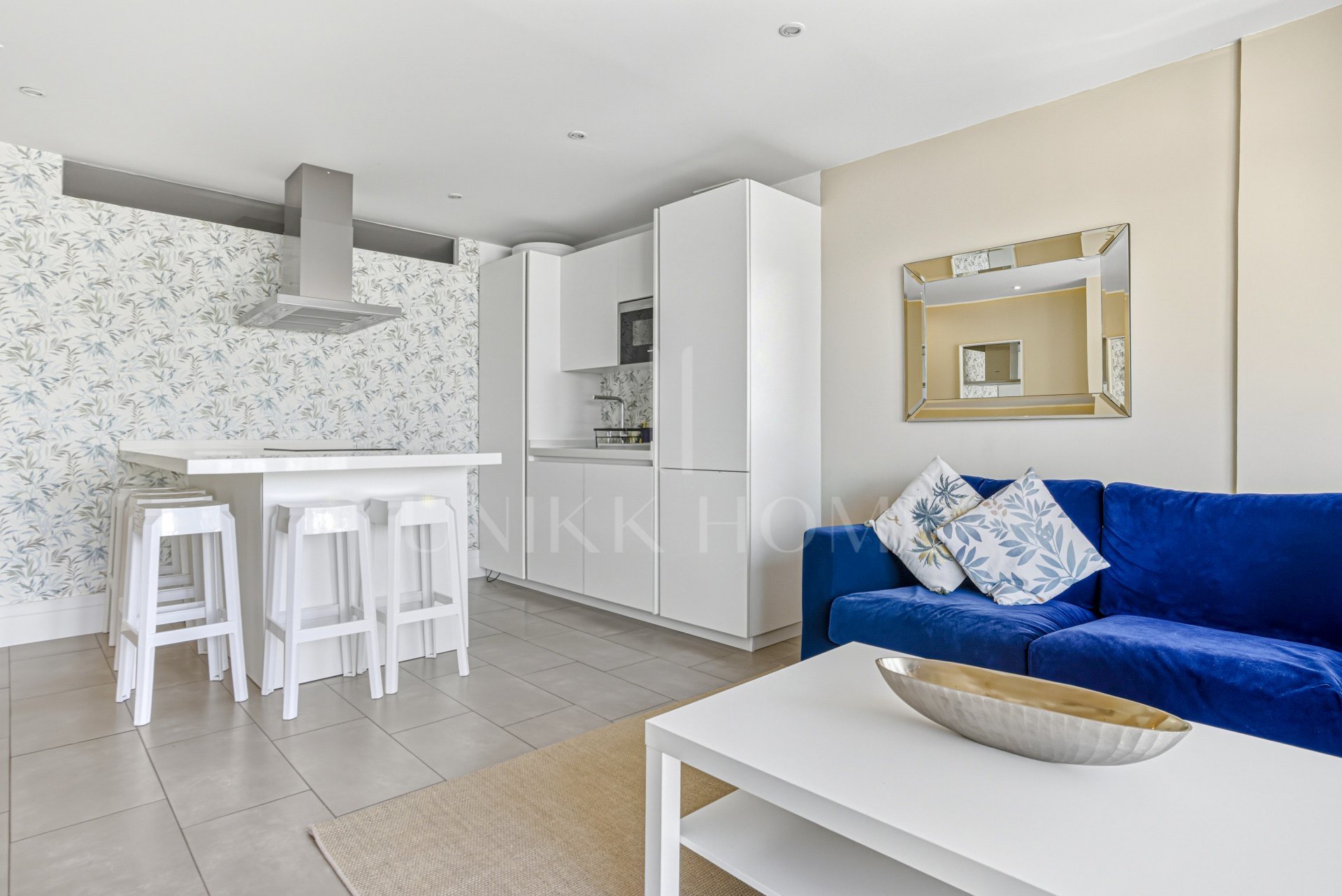 Apartamento de dos dormitorios con vistas al mar y a la montaña situado en el corazón de Puerto Banús.