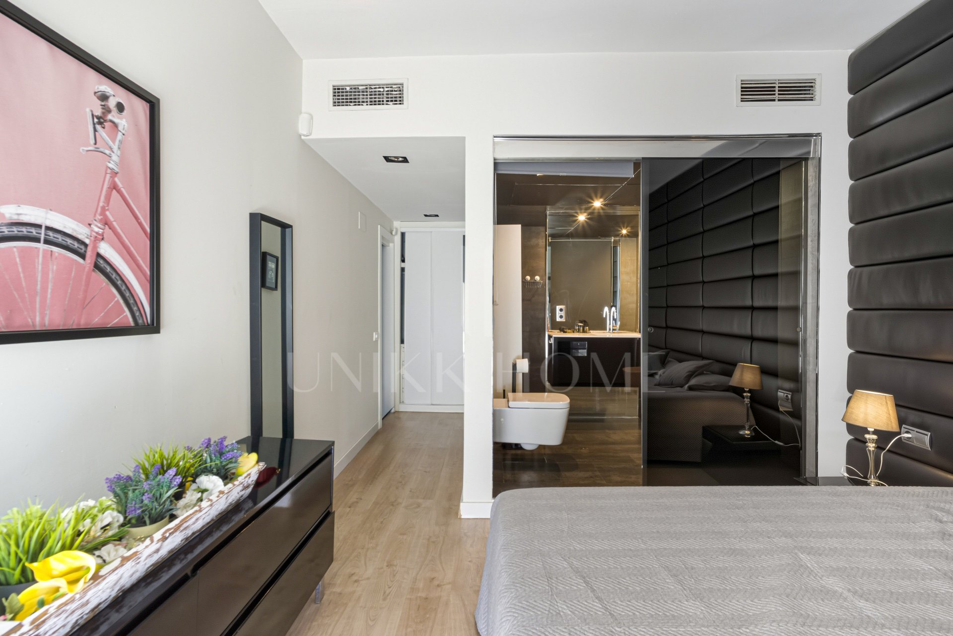 Precioso apartamento orientado al este con vistas al mar y a la montaña, situado en el corazón de Puerto Banús.