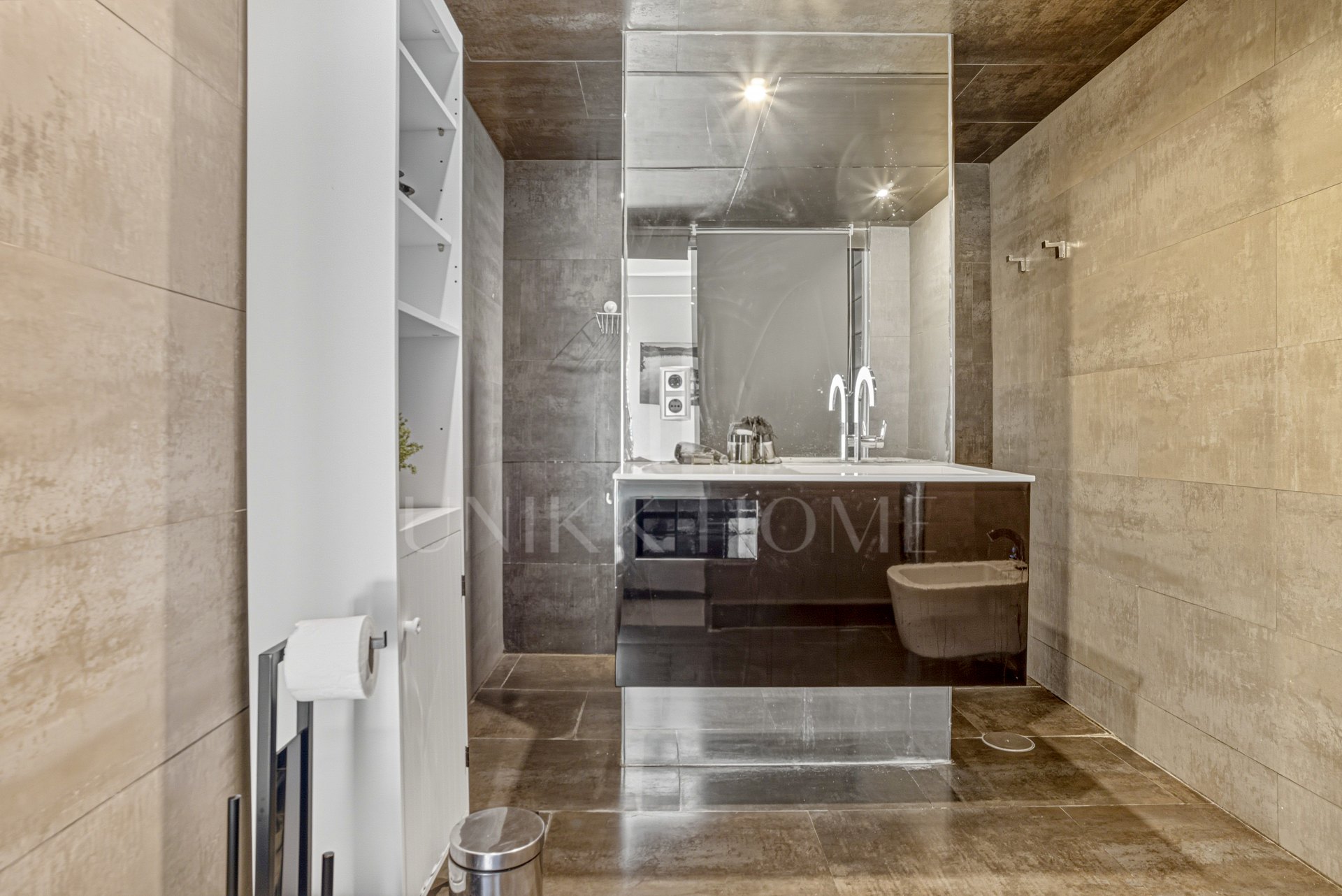 Precioso apartamento orientado al este con vistas al mar y a la montaña, situado en el corazón de Puerto Banús.