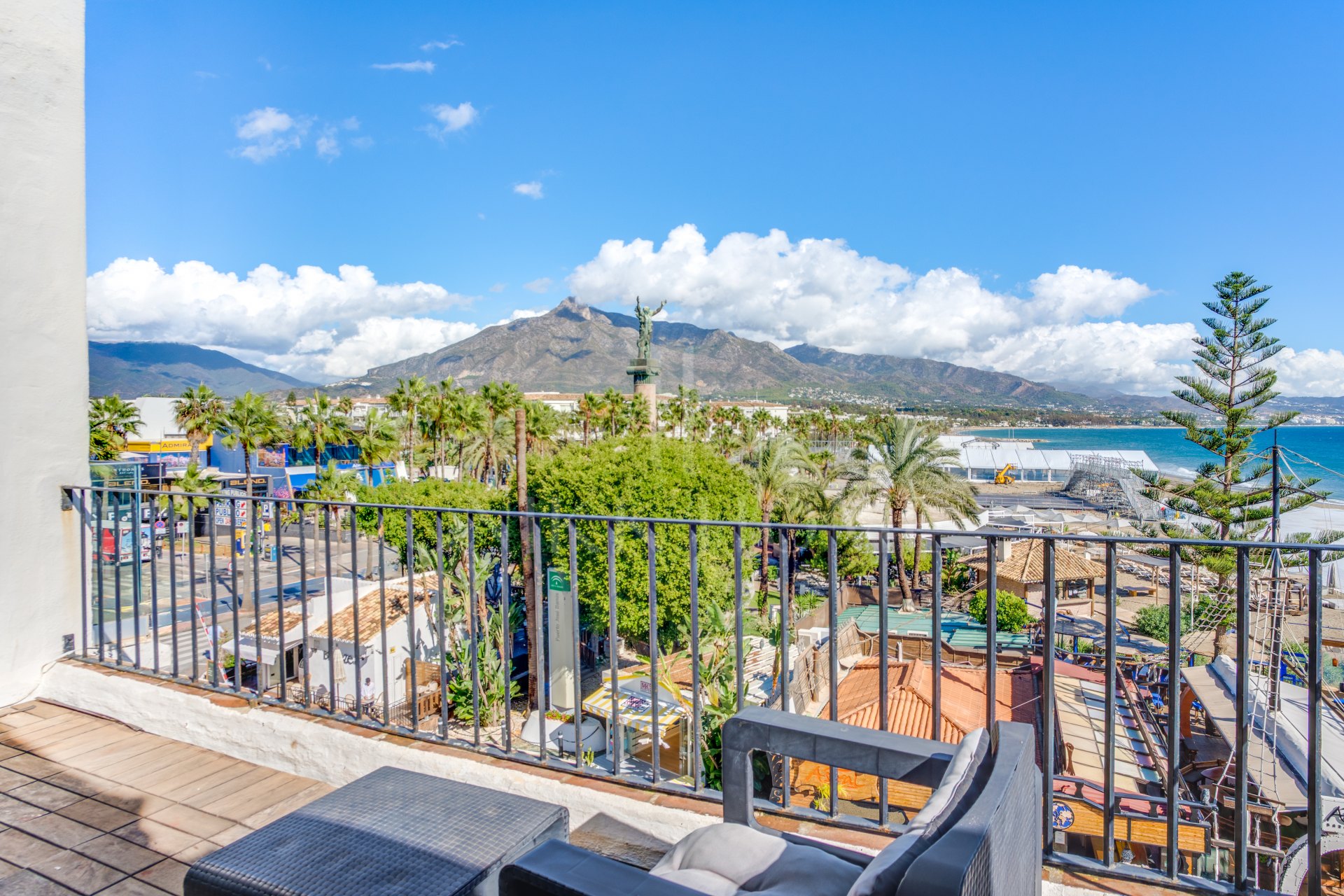 Precioso apartamento orientado al este con vistas al mar y a la montaña, situado en el corazón de Puerto Banús.