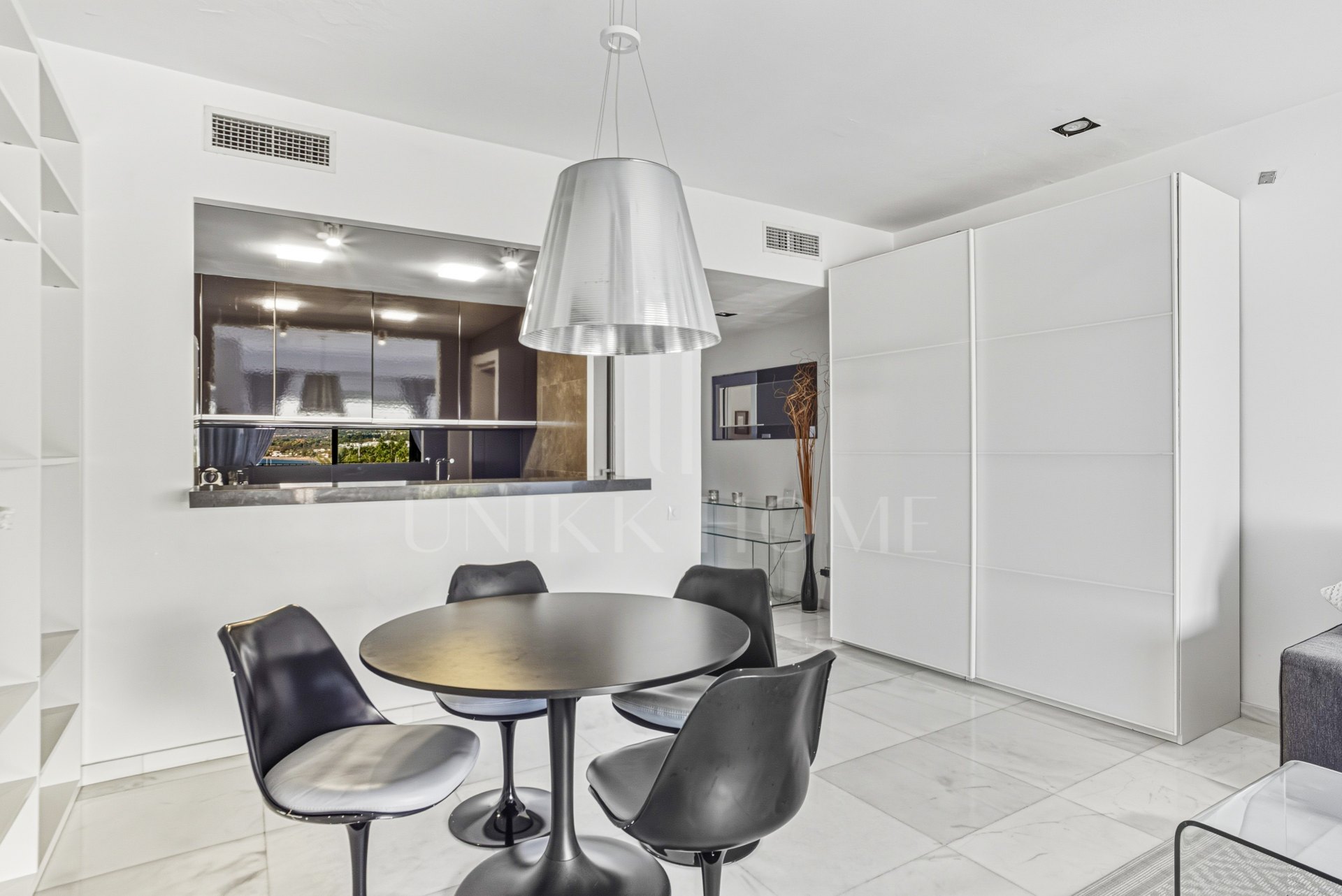 Precioso apartamento orientado al este con vistas al mar y a la montaña, situado en el corazón de Puerto Banús.