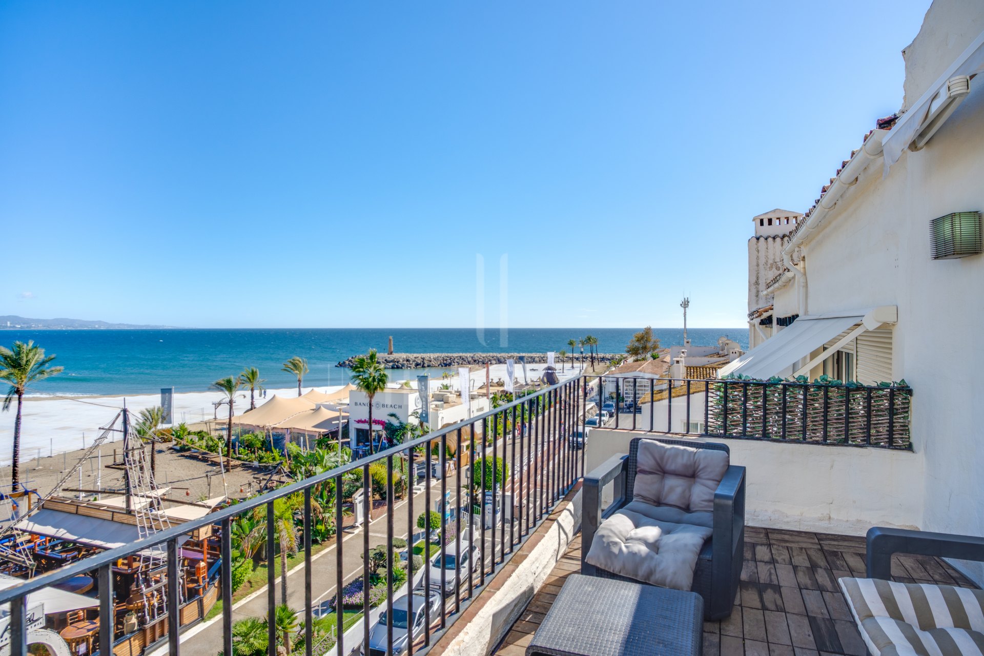 Precioso apartamento orientado al este con vistas al mar y a la montaña, situado en el corazón de Puerto Banús.