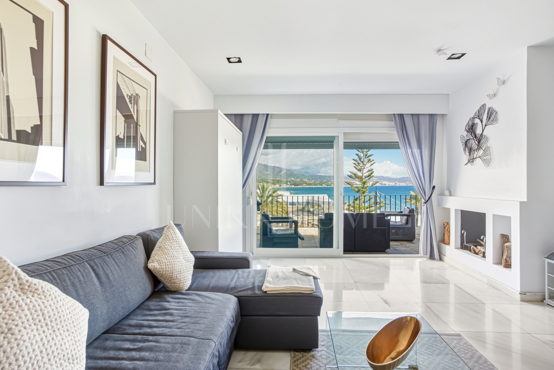 Precioso apartamento orientado al este con vistas al mar y a la montaña, situado en el corazón de Puerto Banús.