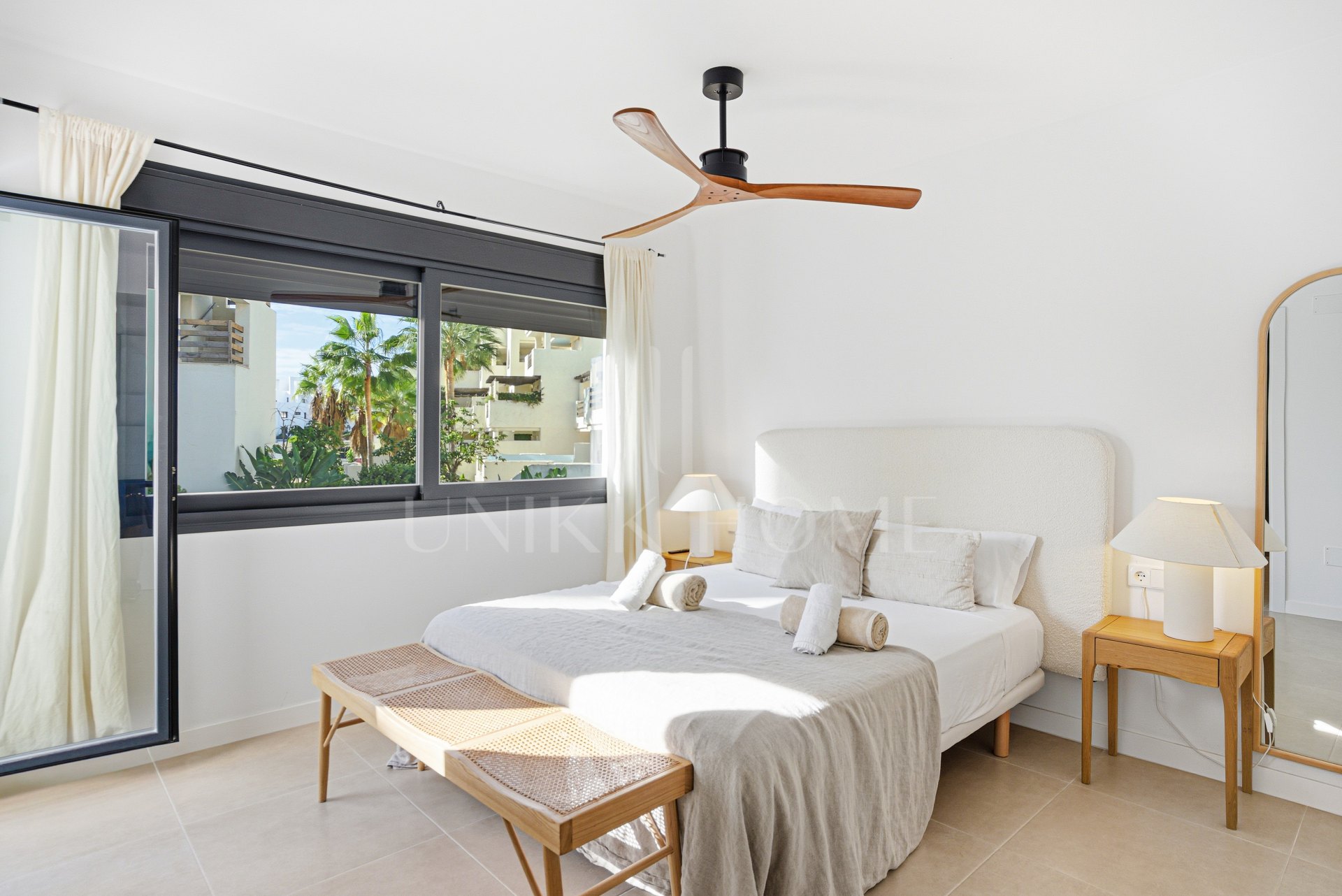 Elegante casa adosada de tres dormitorios situada en la comunidad cerrada de Agra Residencial, Estepona