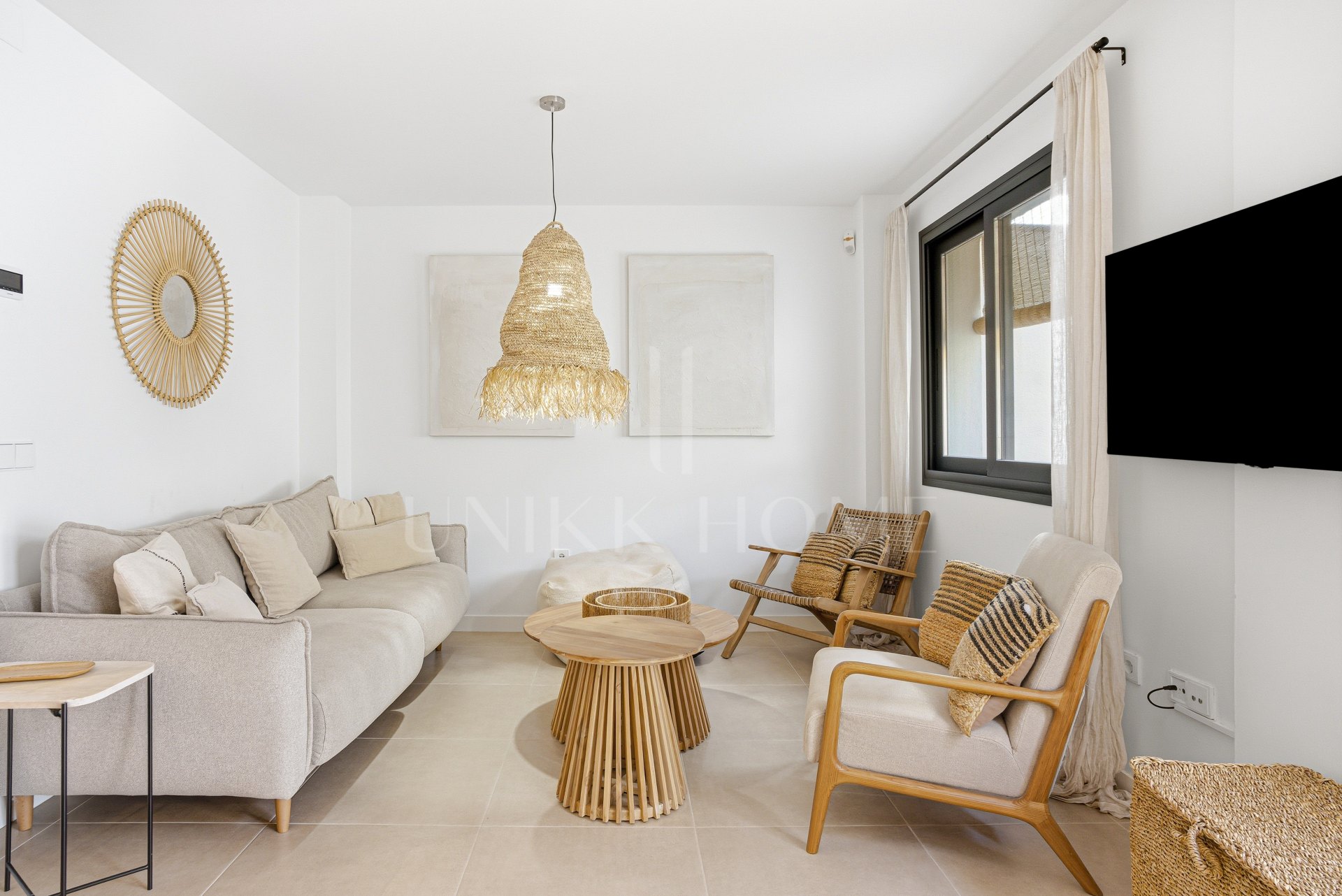 Elegante casa adosada de tres dormitorios situada en la comunidad cerrada de Agra Residencial, Estepona