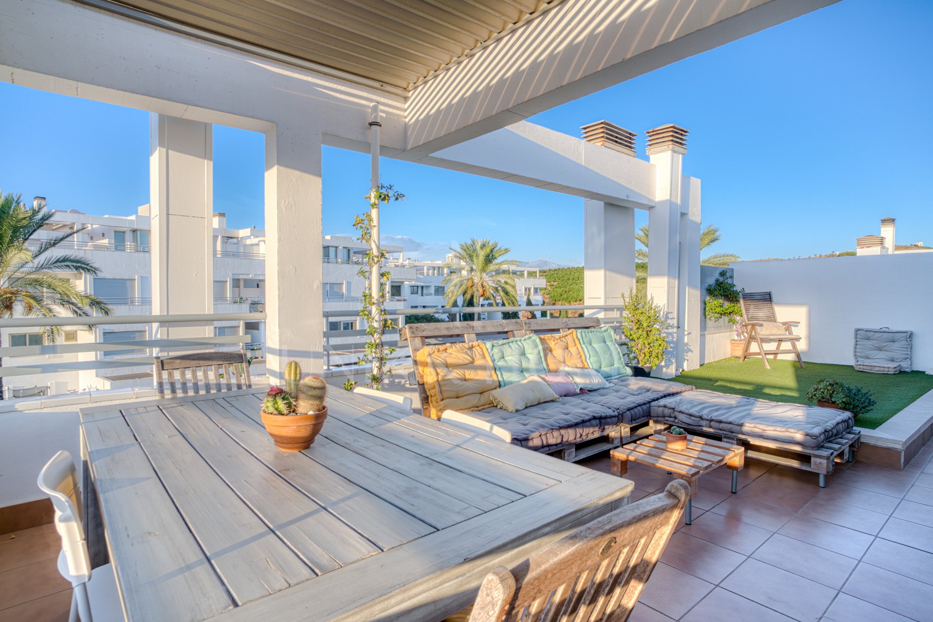 Beautiful west-facing duplex penthouse with solarium and panoramic views in La Cala Golf Resort, Mijas Costa
