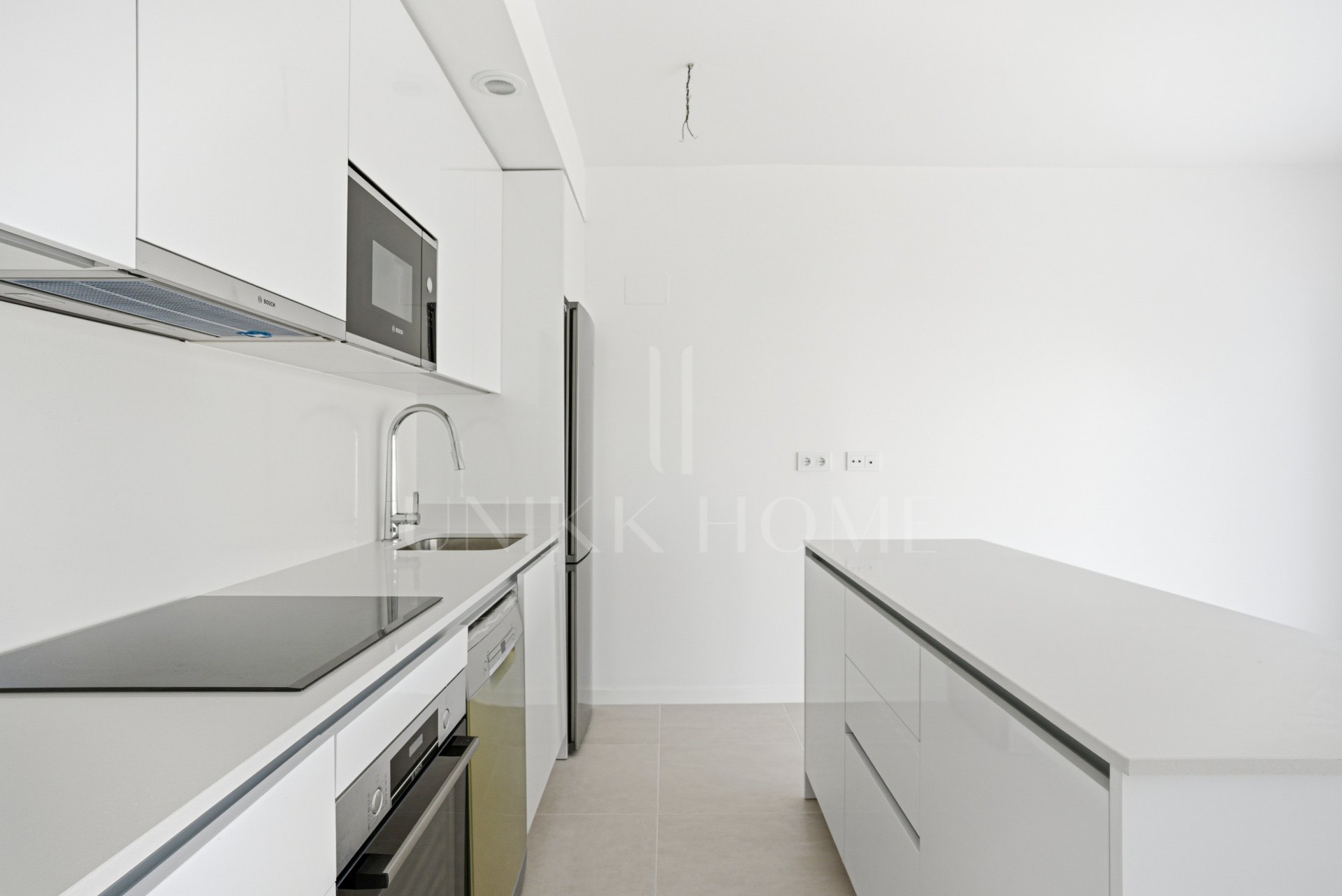 Stylish, southwest facing two bedroom apartment located in the sought-after gated community Acqua Gardens on the New Golden Mile, Estepona