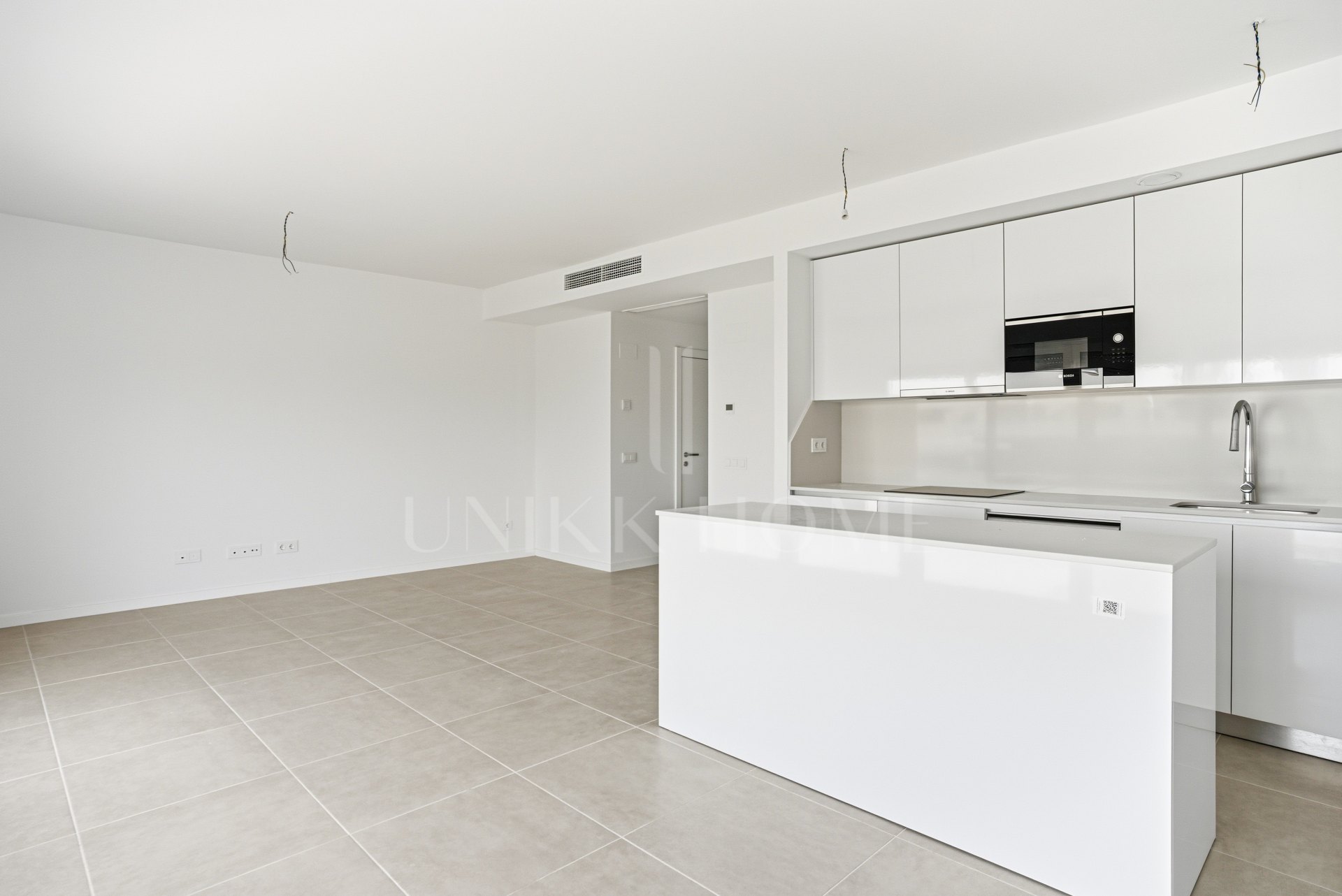 Stylish, southwest facing two bedroom apartment located in the sought-after gated community Acqua Gardens on the New Golden Mile, Estepona