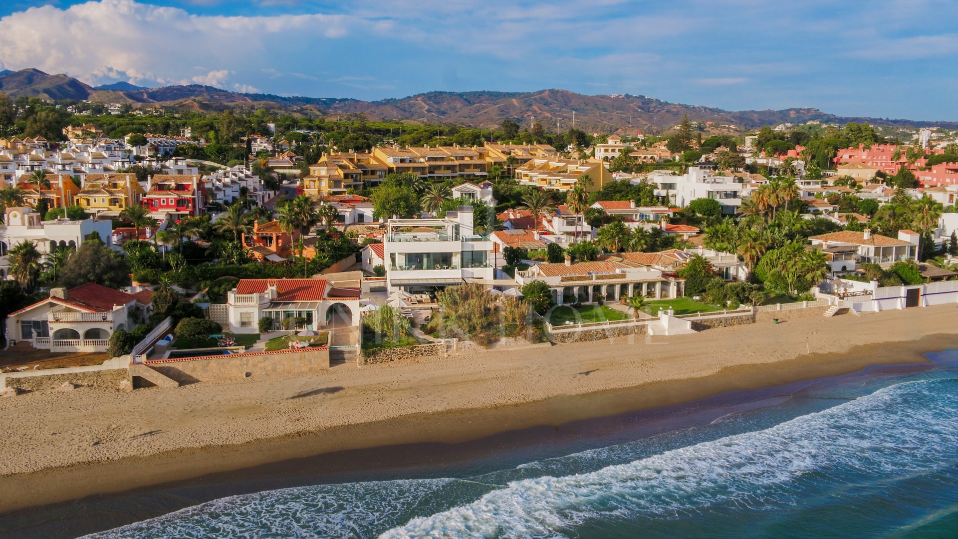 Espectacular villa frente a la playa con acceso directo al mar en Costabella, Marbella