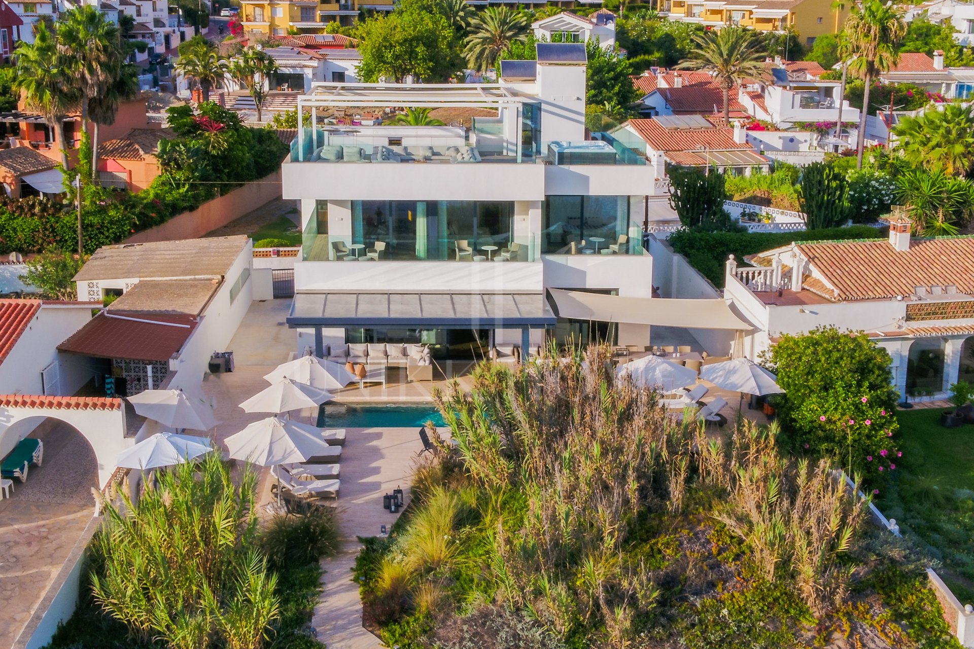 Espectacular villa frente a la playa con acceso directo al mar en Costabella, Marbella