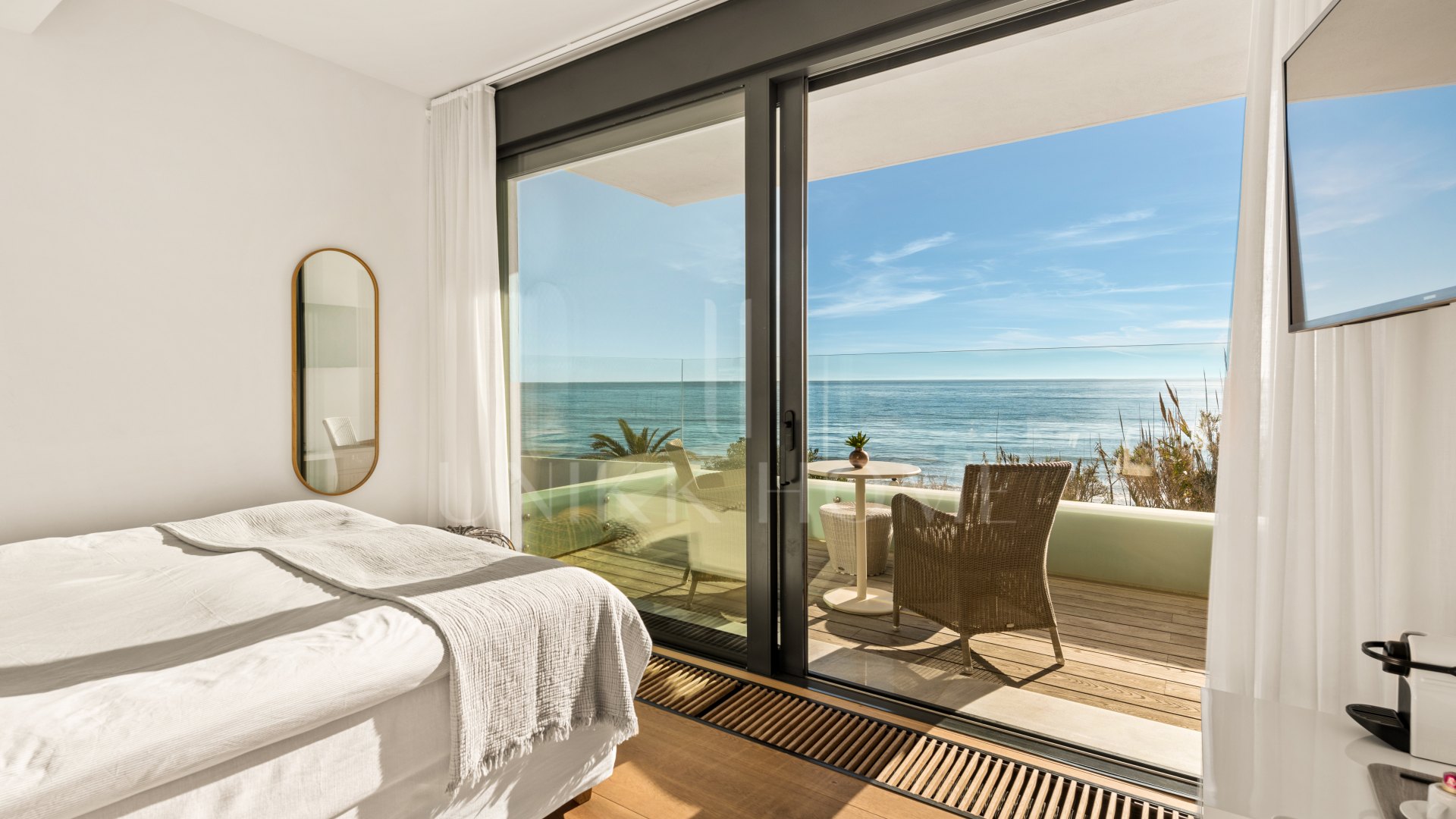 Espectacular villa frente a la playa con acceso directo al mar en Costabella, Marbella