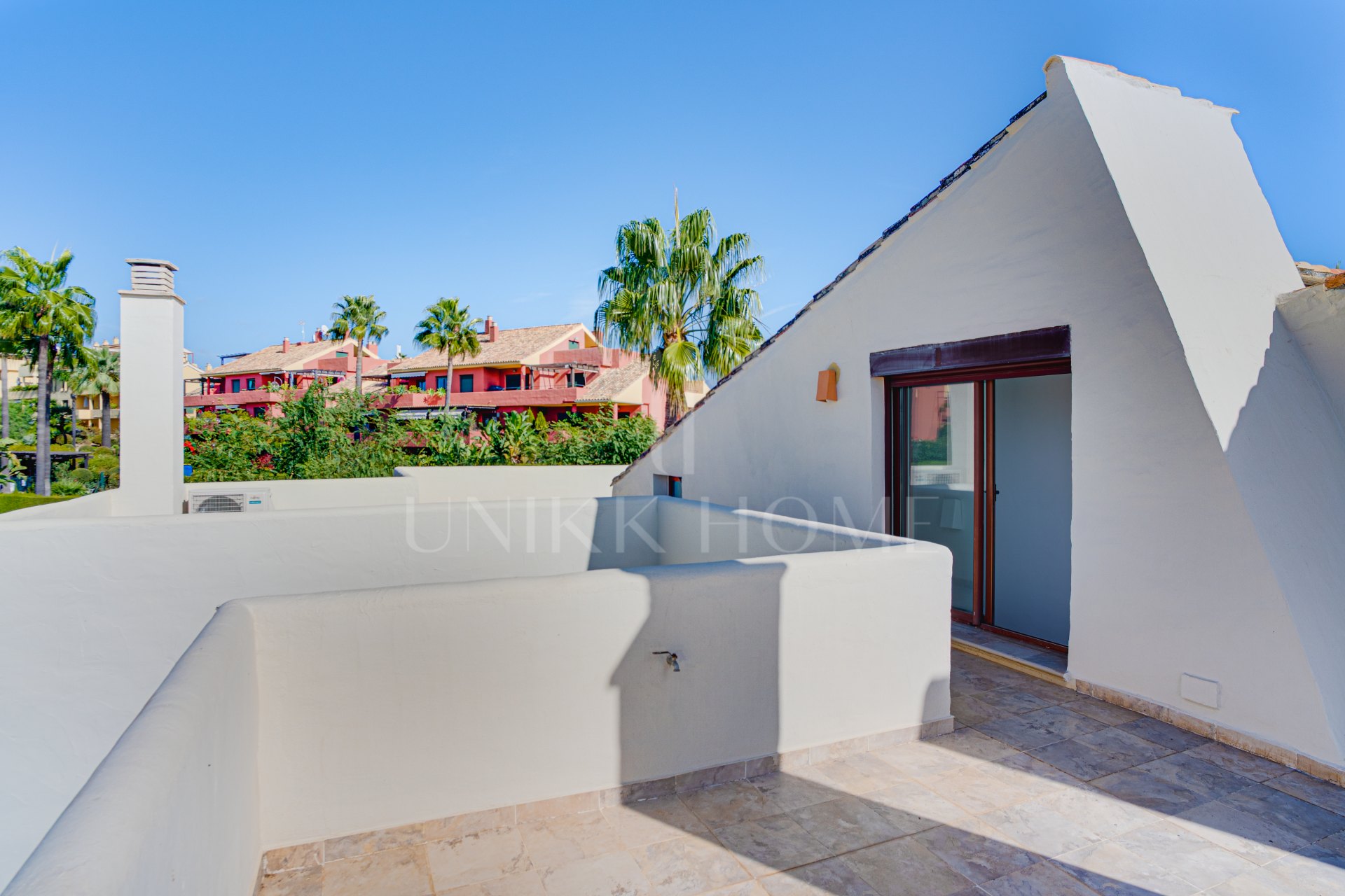 Impresionante casa adosada de cinco dormitorios, situada en la comunidad cerrada de Urb. Riviera Beach en Cancelada