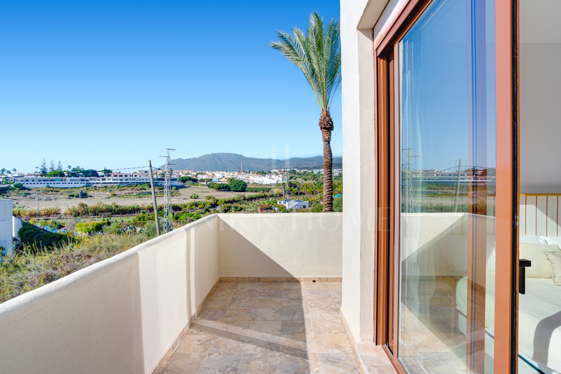 Impresionante casa adosada de cinco dormitorios, situada en la comunidad cerrada de Urb. Riviera Beach en Cancelada