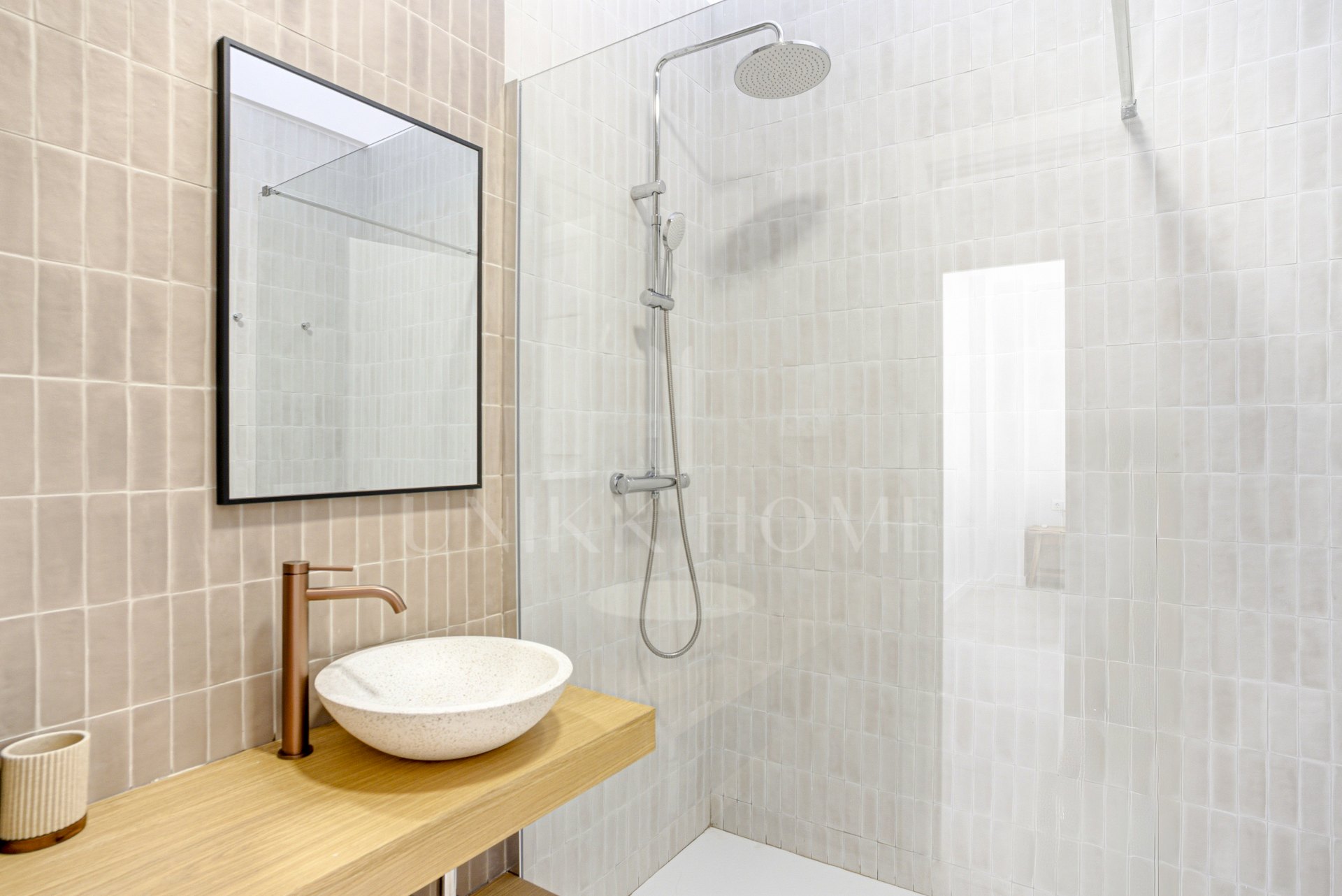 Impresionante casa adosada de cinco dormitorios, situada en la comunidad cerrada de Urb. Riviera Beach en Cancelada