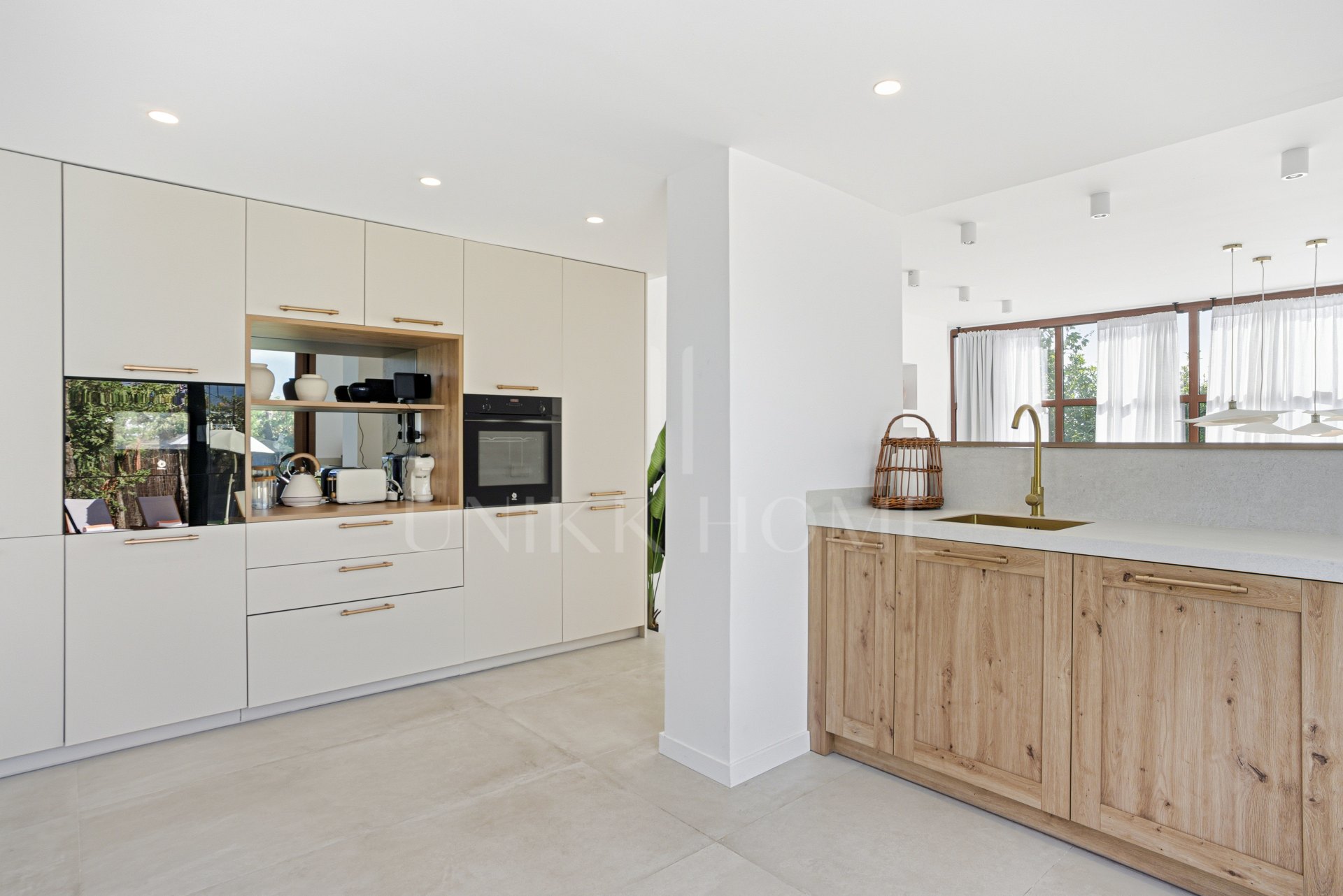 Impresionante casa adosada de cinco dormitorios, situada en la comunidad cerrada de Urb. Riviera Beach en Cancelada