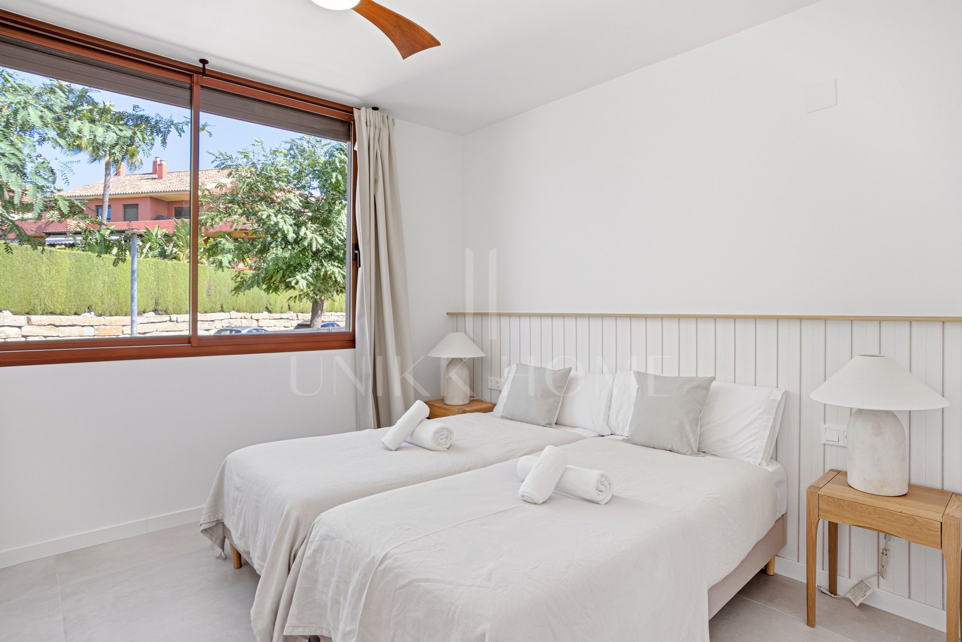 Impresionante casa adosada de cinco dormitorios, situada en la comunidad cerrada de Urb. Riviera Beach en Cancelada