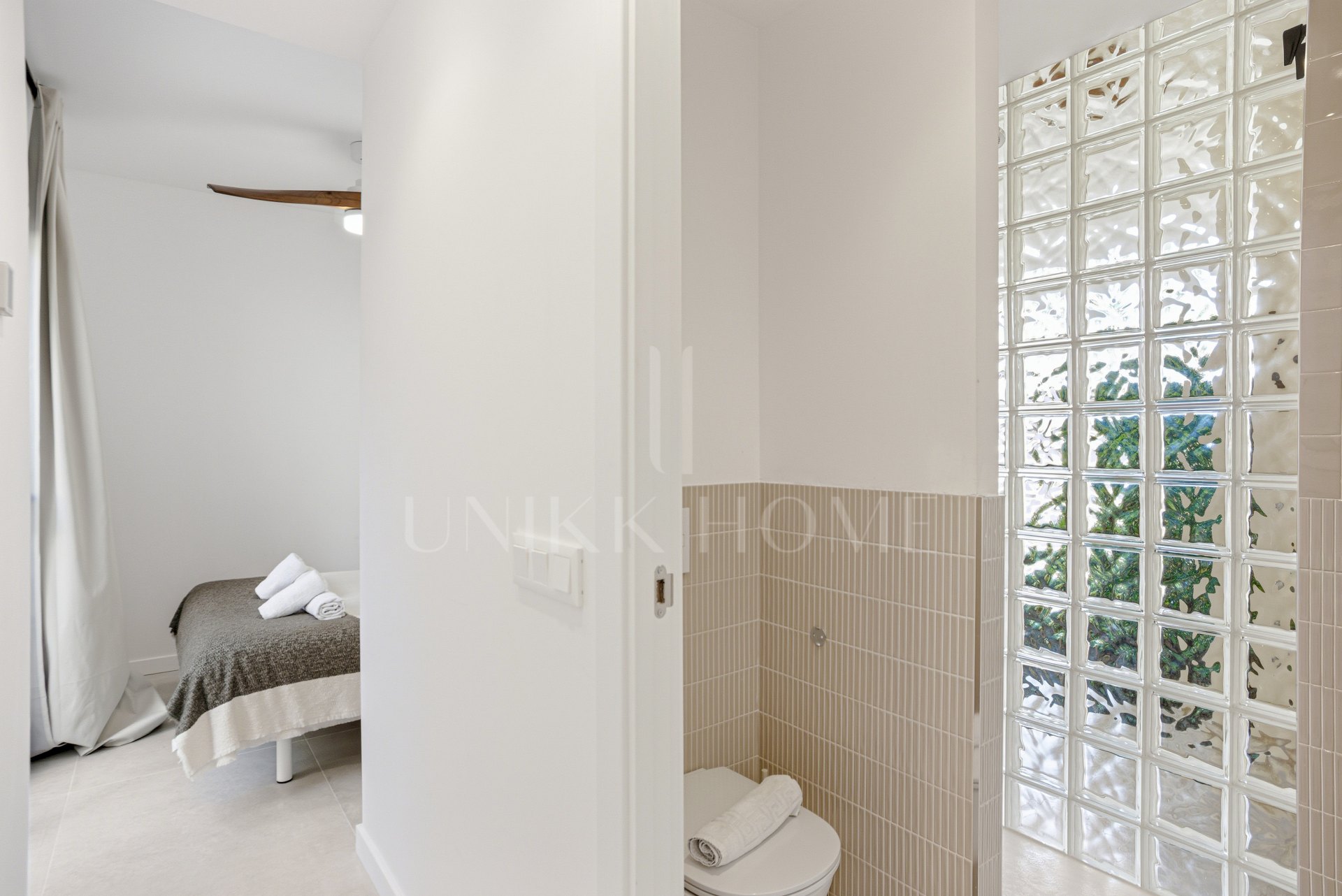 Impresionante casa adosada de cinco dormitorios, situada en la comunidad cerrada de Urb. Riviera Beach en Cancelada