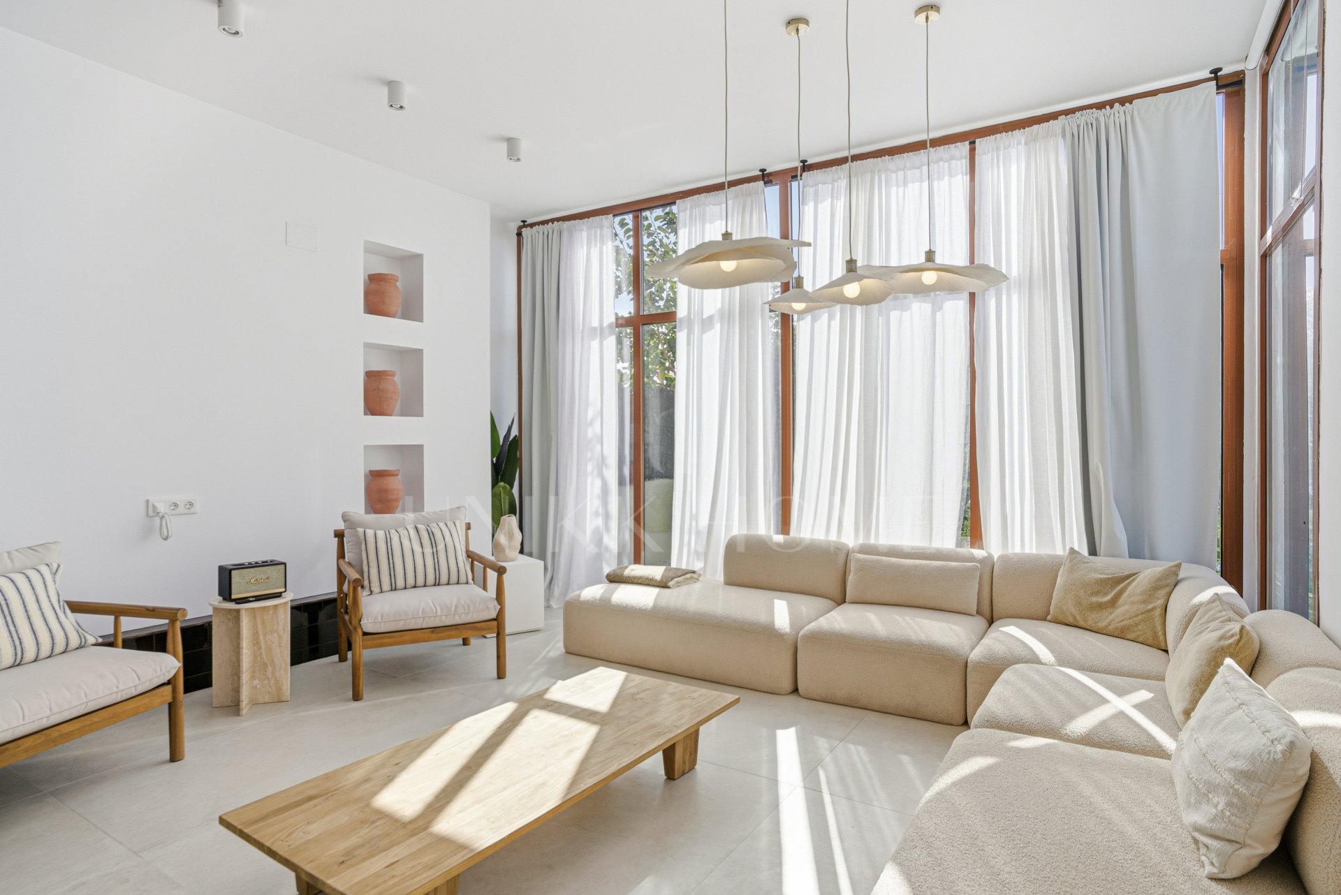 Impresionante casa adosada de cinco dormitorios, situada en la comunidad cerrada de Urb. Riviera Beach en Cancelada