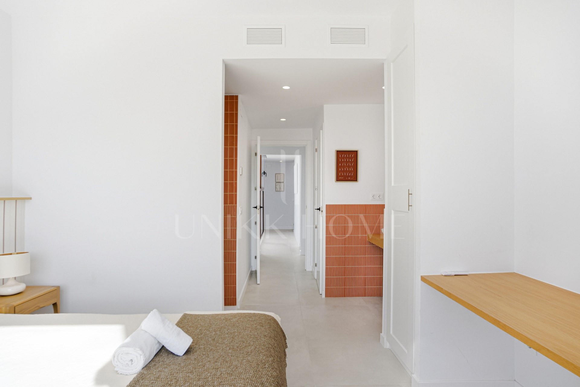 Impresionante casa adosada de cinco dormitorios, situada en la comunidad cerrada de Urb. Riviera Beach en Cancelada