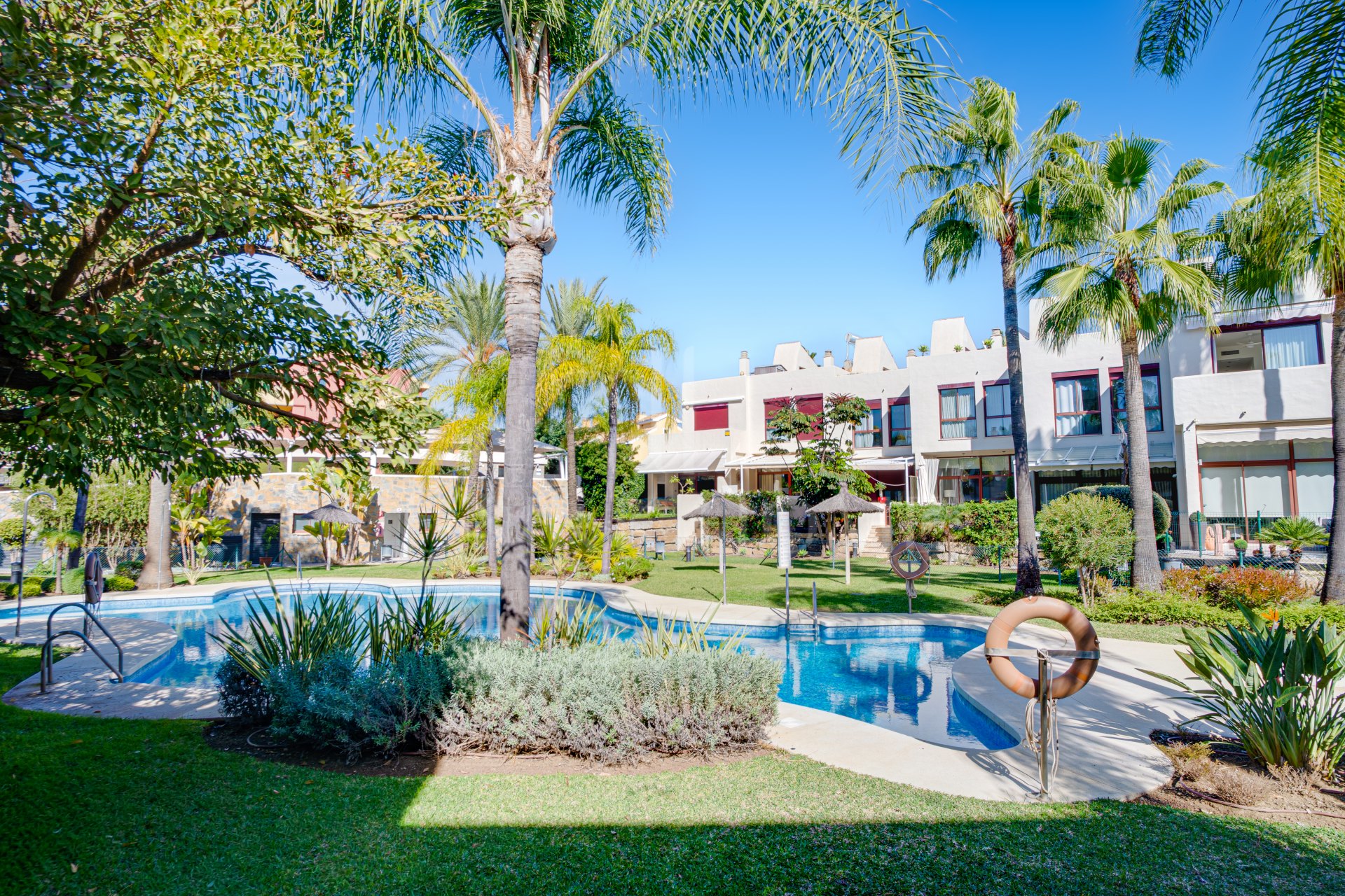 Impresionante casa adosada de cinco dormitorios, situada en la comunidad cerrada de Urb. Riviera Beach en Cancelada