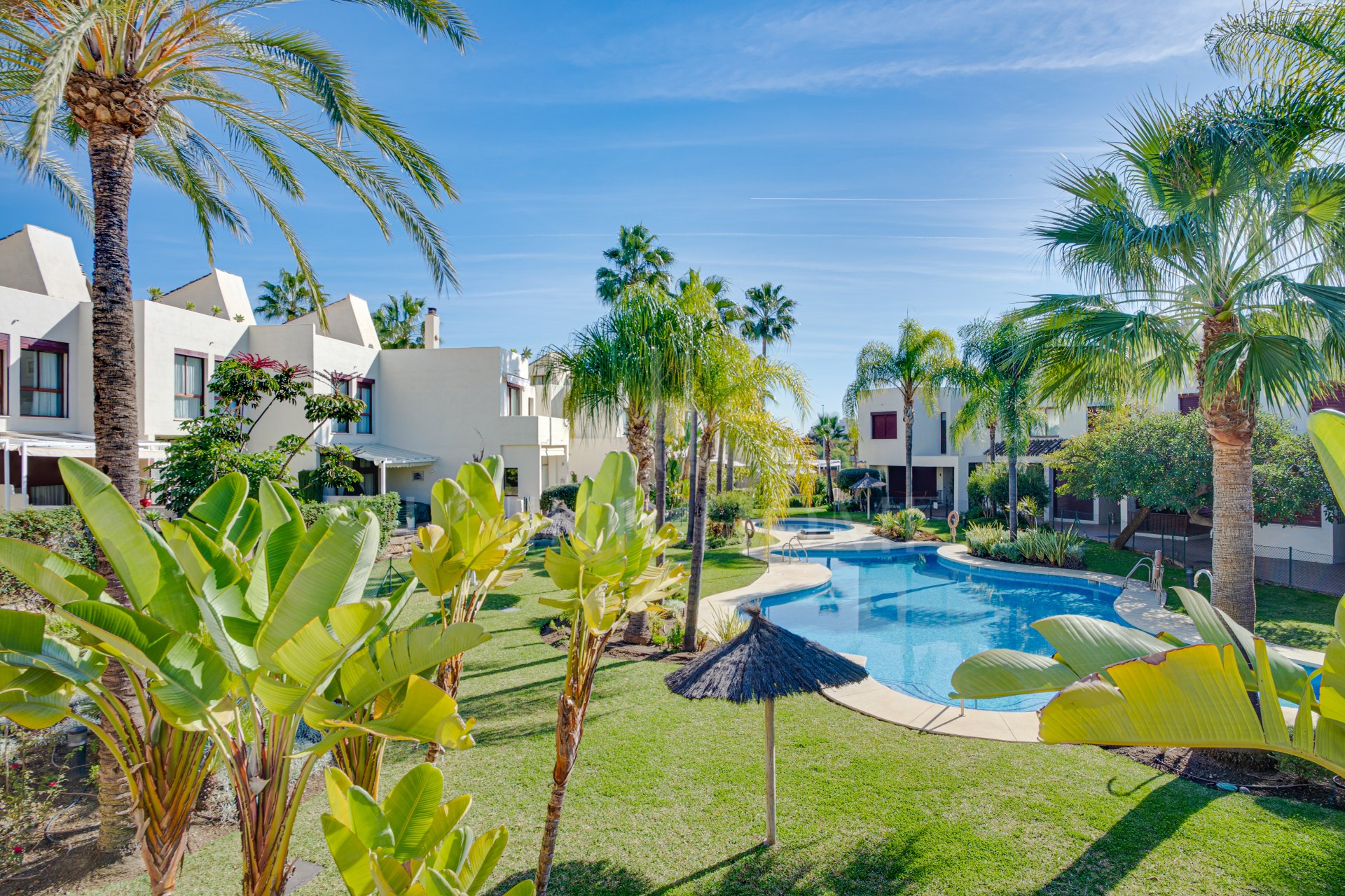 Impresionante casa adosada de cinco dormitorios, situada en la comunidad cerrada de Urb. Riviera Beach en Cancelada