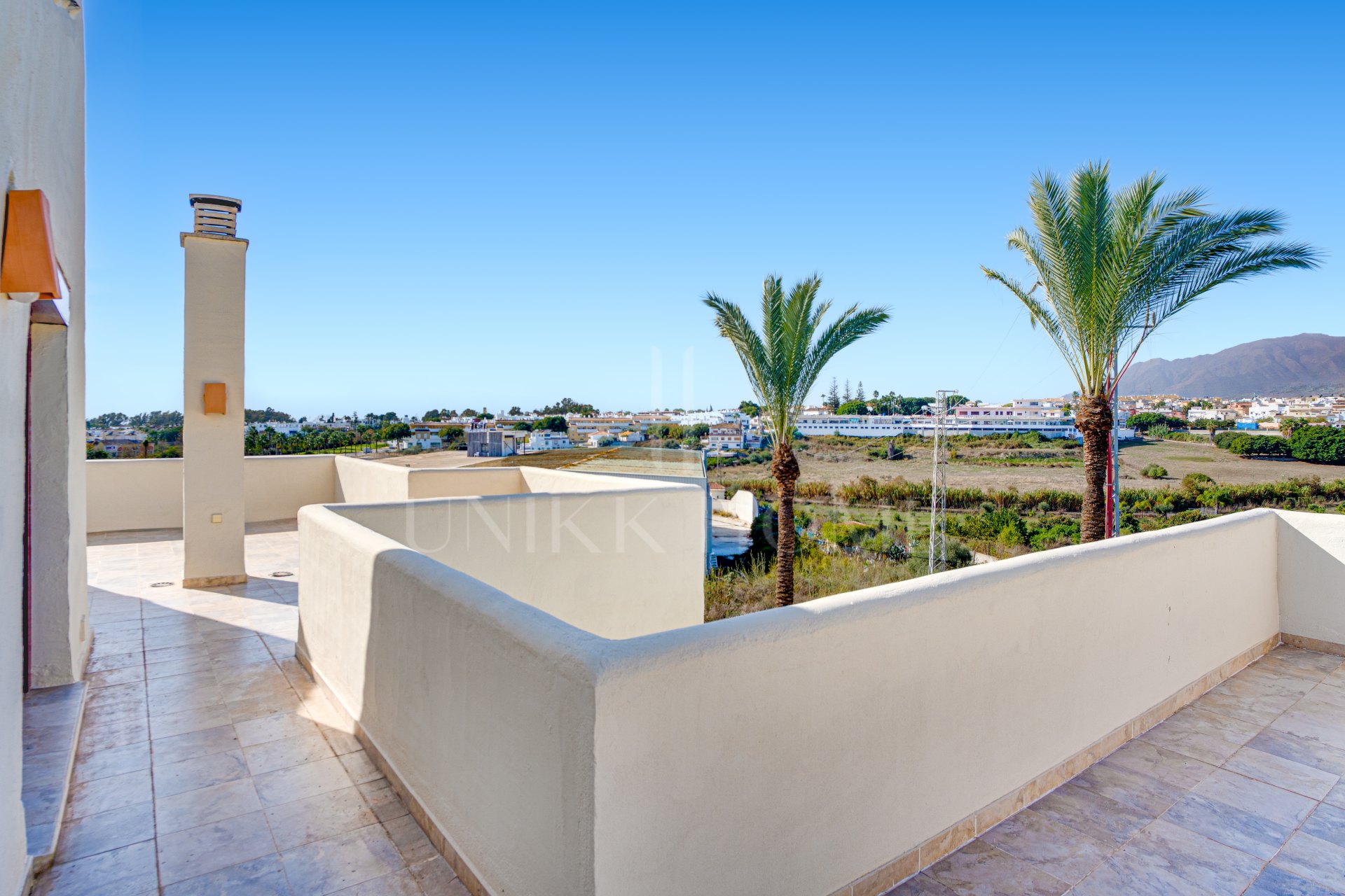 Impresionante casa adosada de cinco dormitorios, situada en la comunidad cerrada de Urb. Riviera Beach en Cancelada