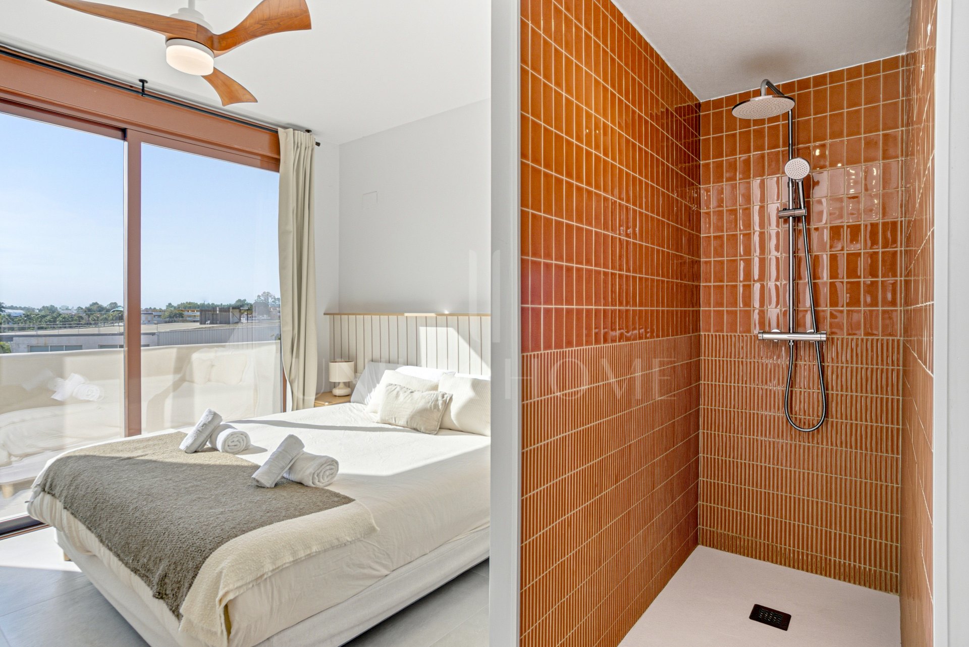 Impresionante casa adosada de cinco dormitorios, situada en la comunidad cerrada de Urb. Riviera Beach en Cancelada