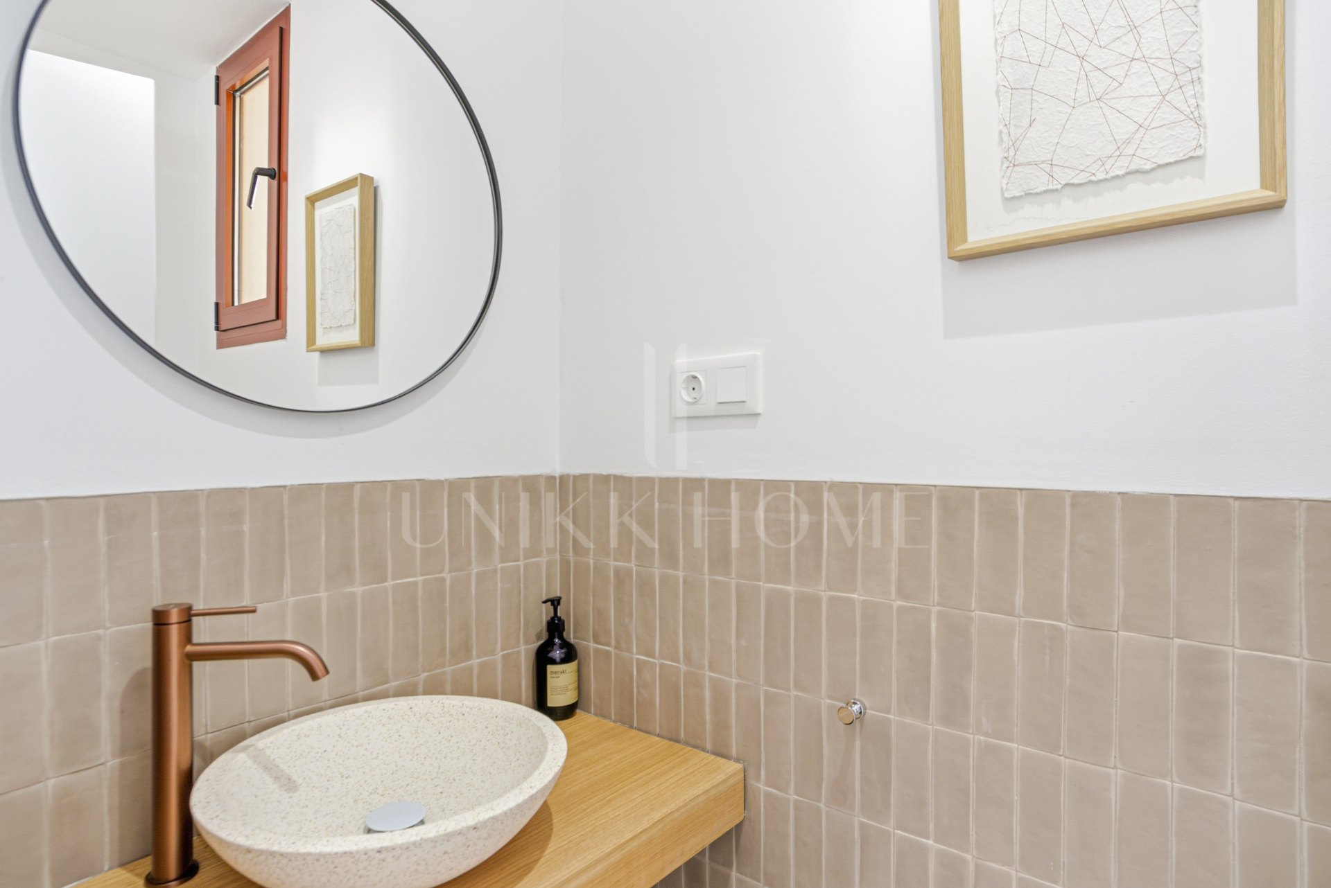 Impresionante casa adosada de cinco dormitorios, situada en la comunidad cerrada de Urb. Riviera Beach en Cancelada