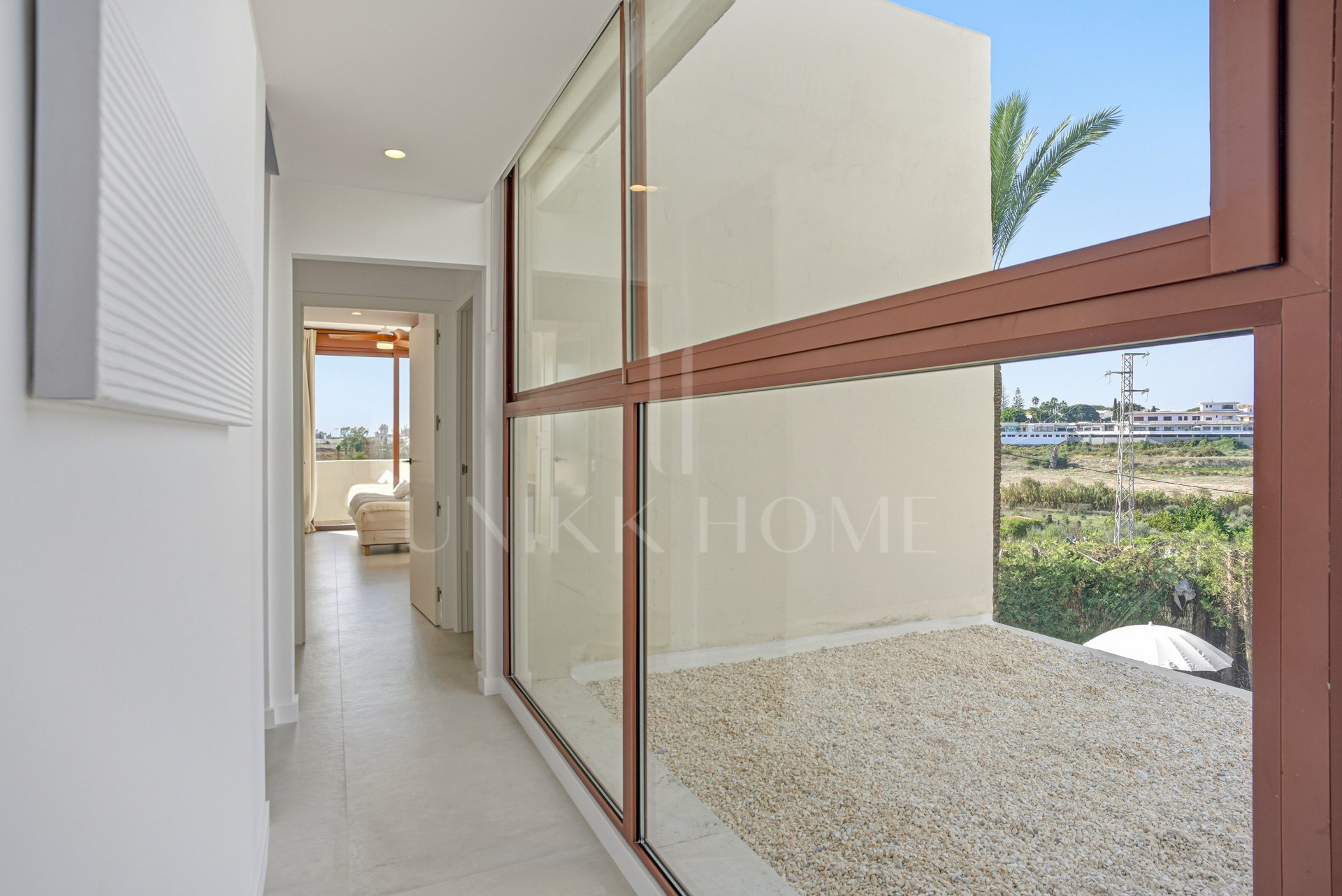 Impresionante casa adosada de cinco dormitorios, situada en la comunidad cerrada de Urb. Riviera Beach en Cancelada