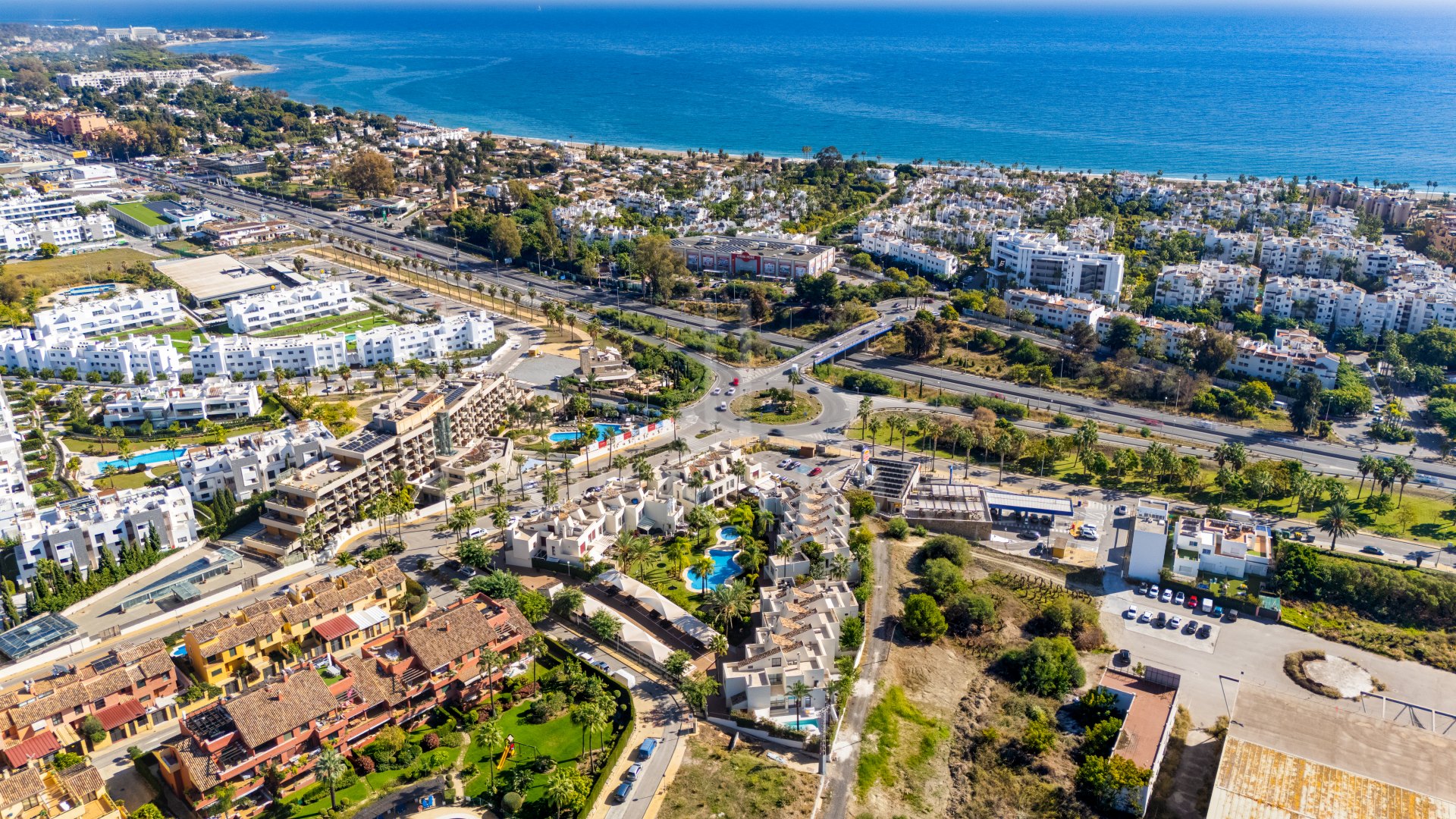 Impresionante casa adosada de cinco dormitorios, situada en la comunidad cerrada de Urb. Riviera Beach en Cancelada