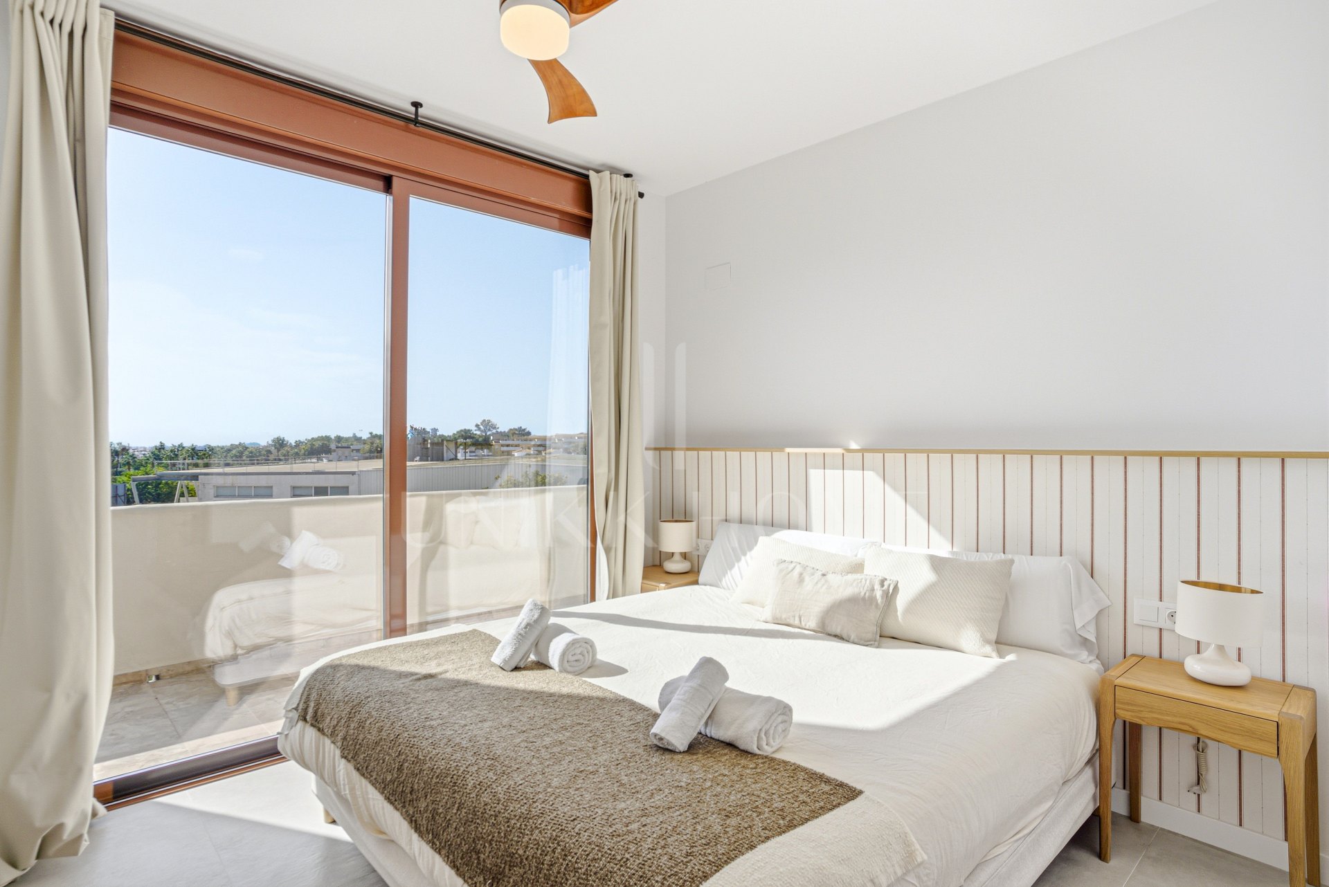 Impresionante casa adosada de cinco dormitorios, situada en la comunidad cerrada de Urb. Riviera Beach en Cancelada