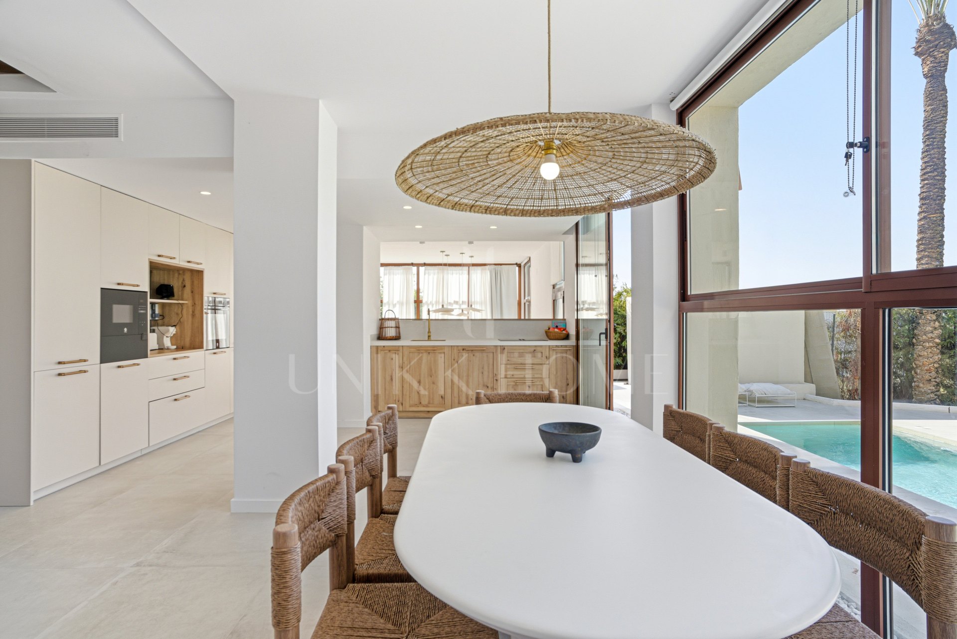 Impresionante casa adosada de cinco dormitorios, situada en la comunidad cerrada de Urb. Riviera Beach en Cancelada