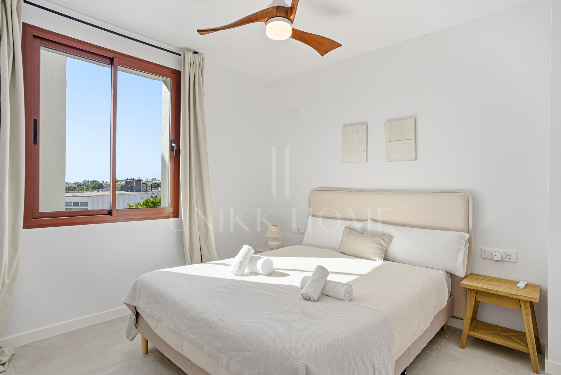 Impresionante casa adosada de cinco dormitorios, situada en la comunidad cerrada de Urb. Riviera Beach en Cancelada